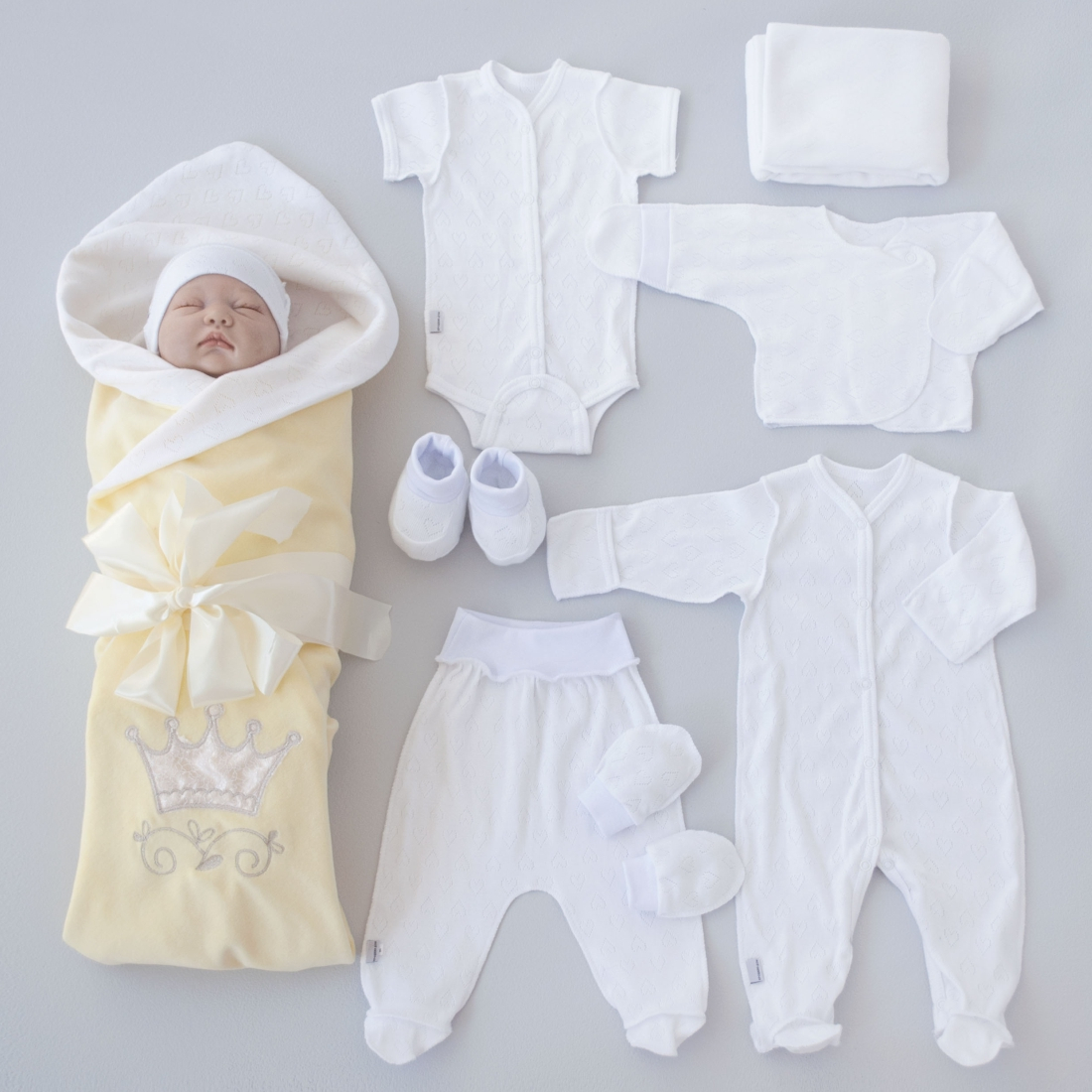На выписку для новорожденного летом мальчик. Крошкин дом комплекты на выписку. Комплект на выписку для новорожденных. Комплект для новорожденного на выписку летом. Одежда на выписку для новорожденных.
