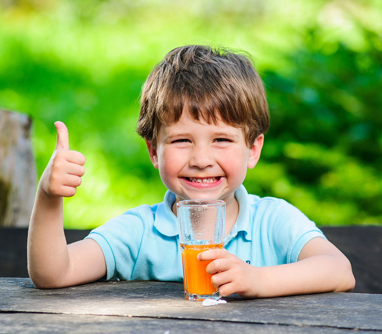 Сок пью вкусный. Ребенок пьет сок. Мальчик пьет сок. Дети пьют напитки. Пьет газировку.