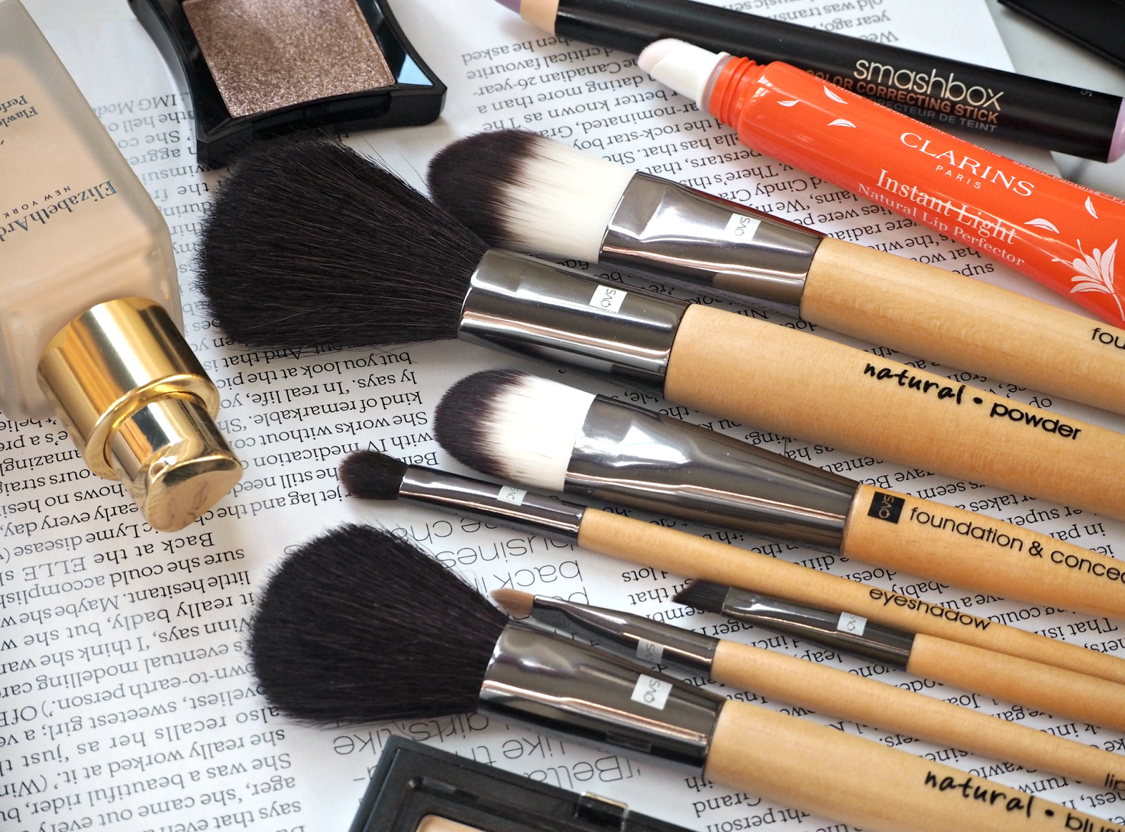 косметичка. дорогие аксессуары для женщин. украшения эстетика. красивый фон для аксессуаров. расческа красивая.