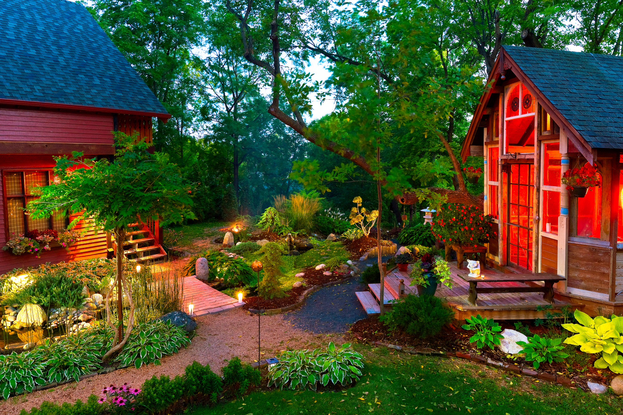 Будете на даче. Красивая дача. Дачный домик с садом. Уютный дачный участок. Маленький домик в саду.
