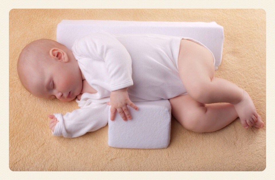 Ребенка надо уложить. Позиционер для сна новорожденного. Позы для сна новорожденного. Животик новорожденного. Валик для сна на боку ребенку.