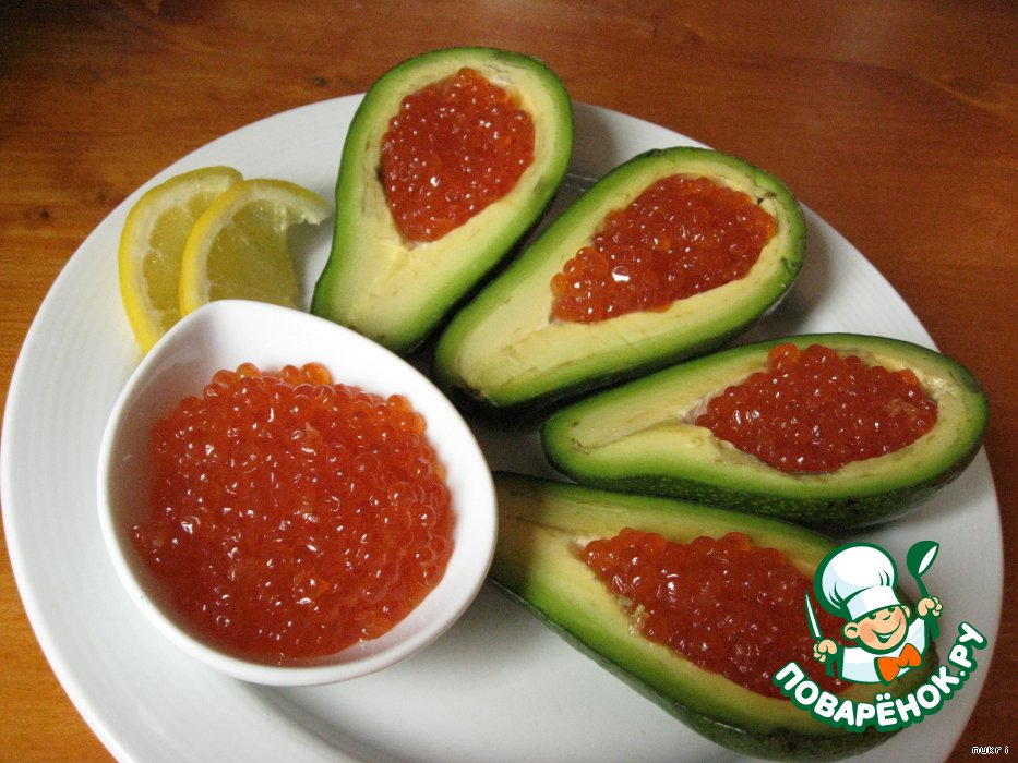 салат из авокадо и икры. салат с семгой и авокадо. бутерброды с икрой и авокадо. бутерброды с икрой и авокадо. авокадо с красной икрой.