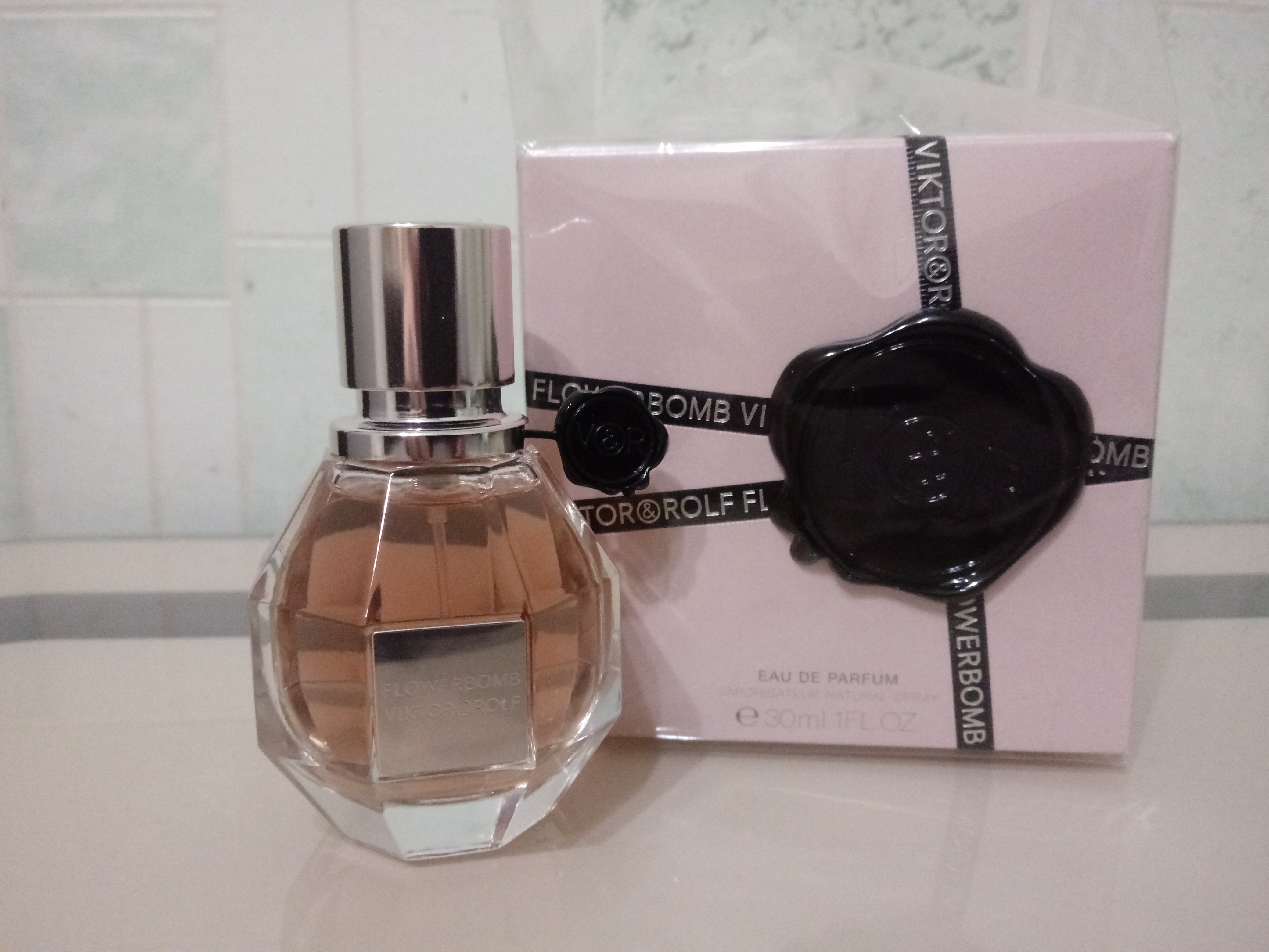 Парф это. Viktor &amp; rolf flowerbomb ruby orchid. viktor &amp; rolf flowerbomb in the sky. invisible oud viktor&amp;rolf. маузаф парф.