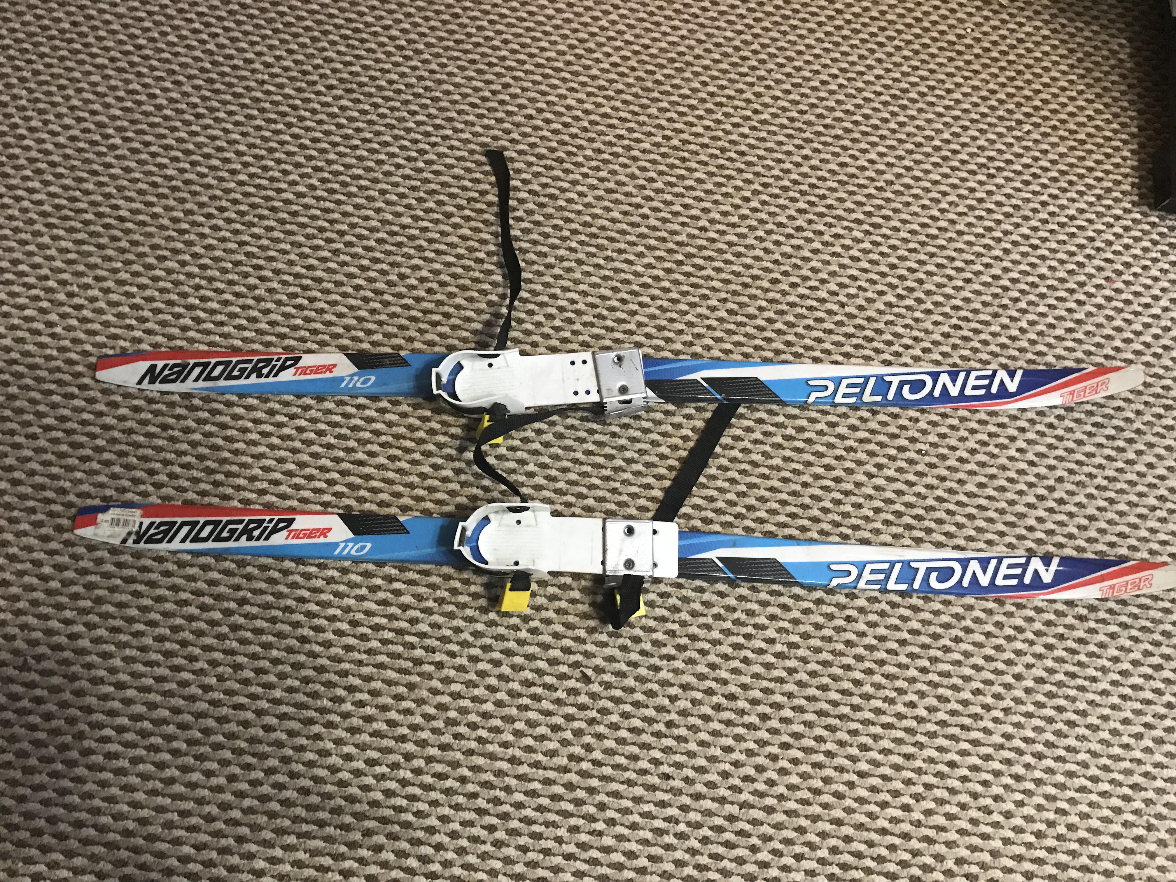 Малыш на лыжах. Пластиковые лыжи детские олимпик. Лыжи детские. Лыжи для первого класса. Мини-лыжи юниор, 47 см.