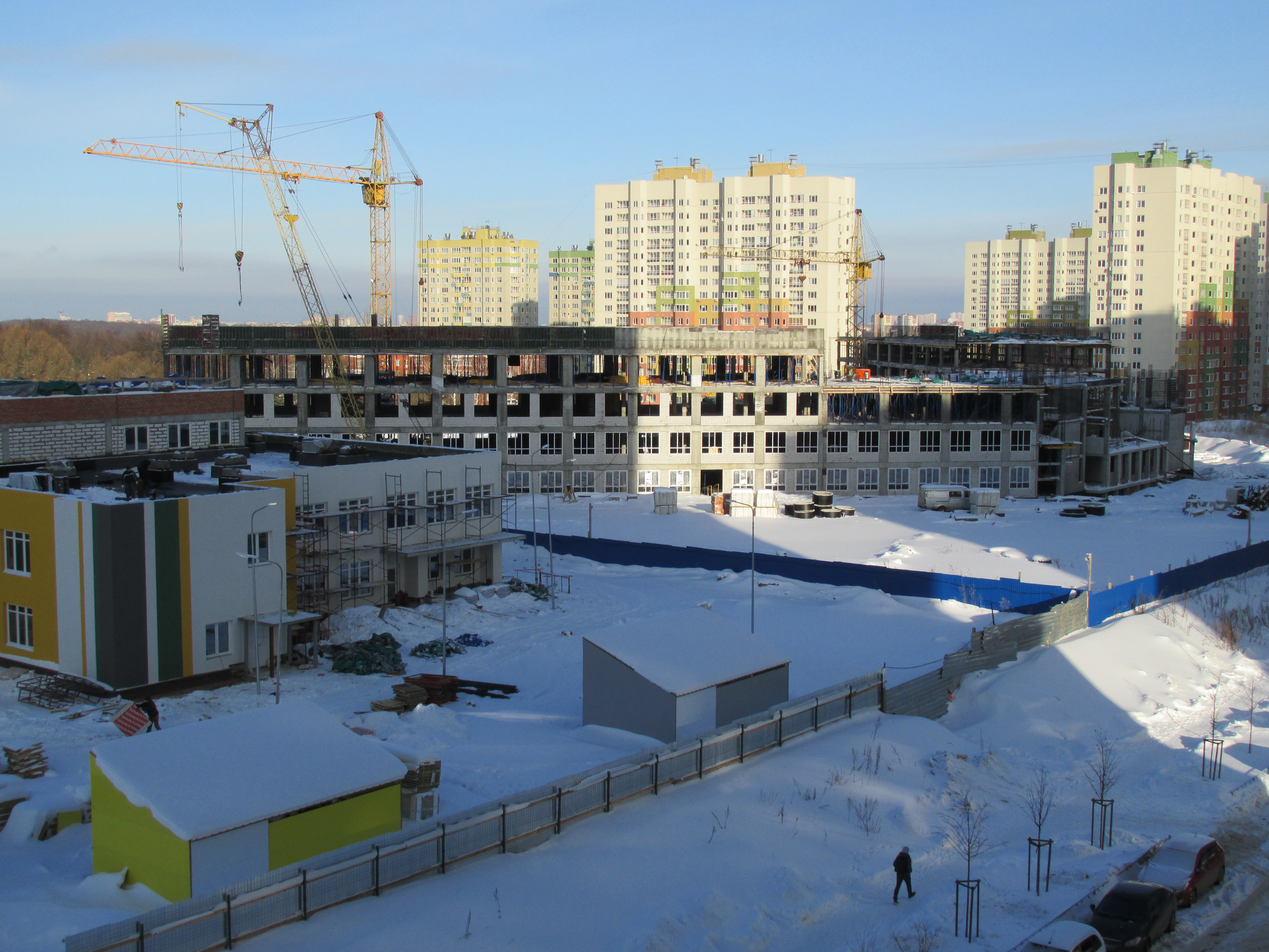 Строительство школ в москве. Стройка школы. Строительство школы. Стройка школы зимой. Строительство школы зимой.