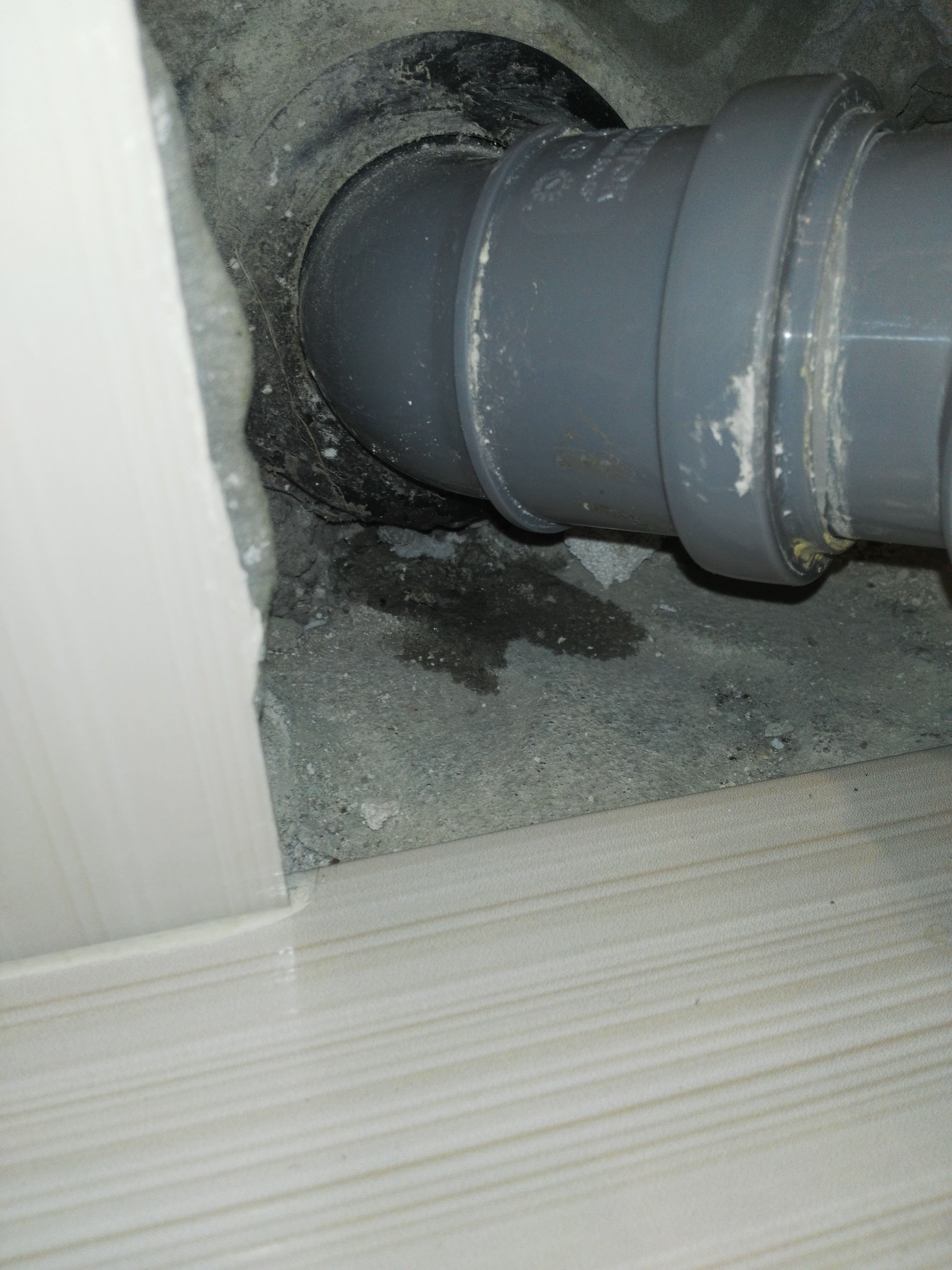 Загерметизировать стык 110 трубы. Загерметизировать стык 110 трубы. Расчеканка чугунной канализации. Стык полипропиленовых труб 50 димет. Стык канализационной трубы.