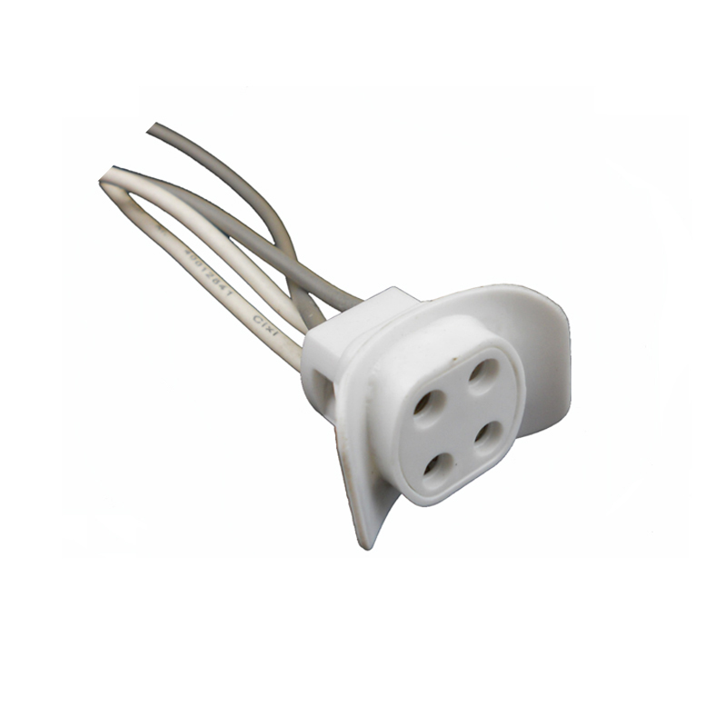 красивые патроны. патрон для закрепления заготовок. гильза в руке. 45. 45 с белой пулей.