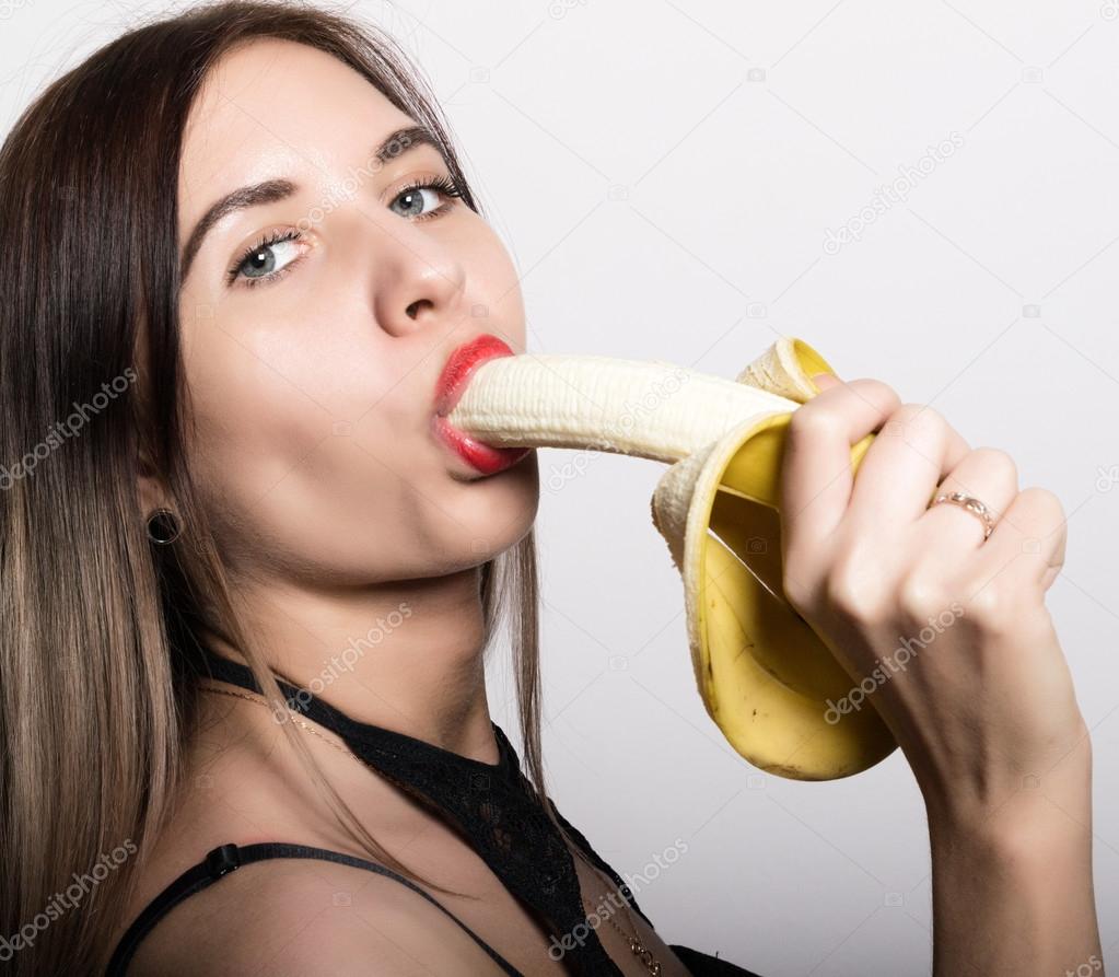 Фотосессия с бананом во рту