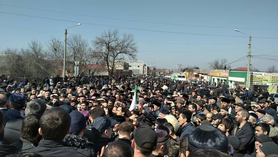 Что сейчас происходит в ингушетии. Что сейчас происходит в ингушетии. Назрань ингушетия. Что сейчас происходит в ингушетии. Митинг в магасе.