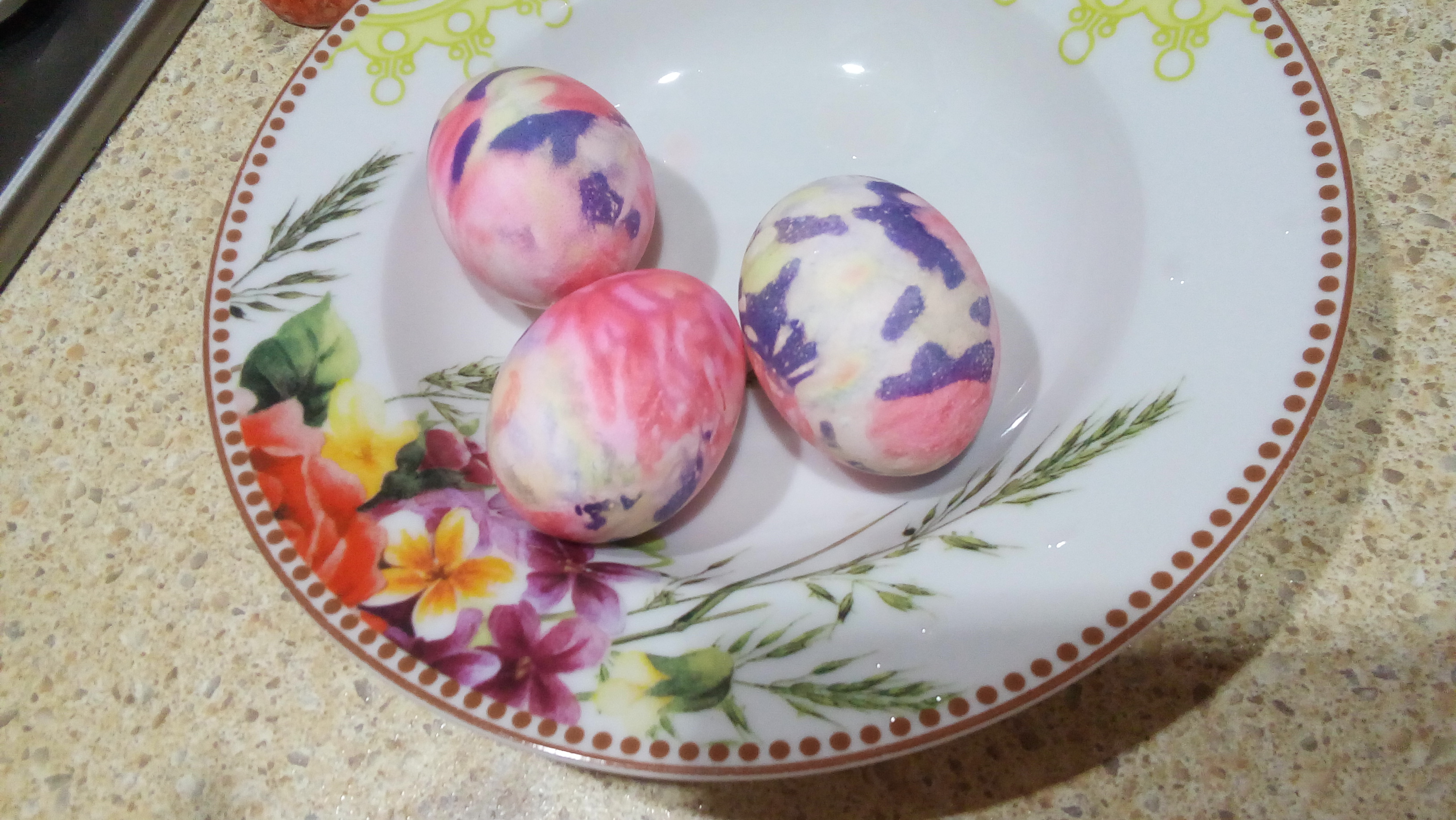 Яйца крашеные в вине. Покрасить яйца. Окрашивание яиц шафраном. Красить яйца эбру. Необычно покрасить яйца на Пасху.
