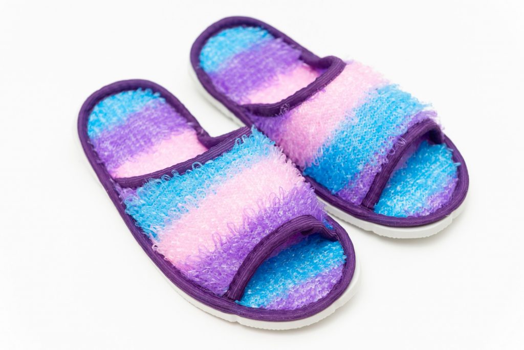 Тапочки разные. Тапочки разными цветами. Тапки кельвин кляйн женские. Тапочки из пены. Тапочки разные.