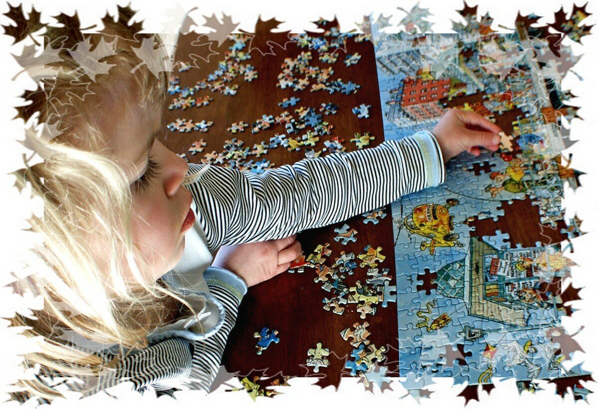 Собрать картину. Собирать пазлы. Россыпь пазлов. Человек собирает пазл. Собранный пазл.