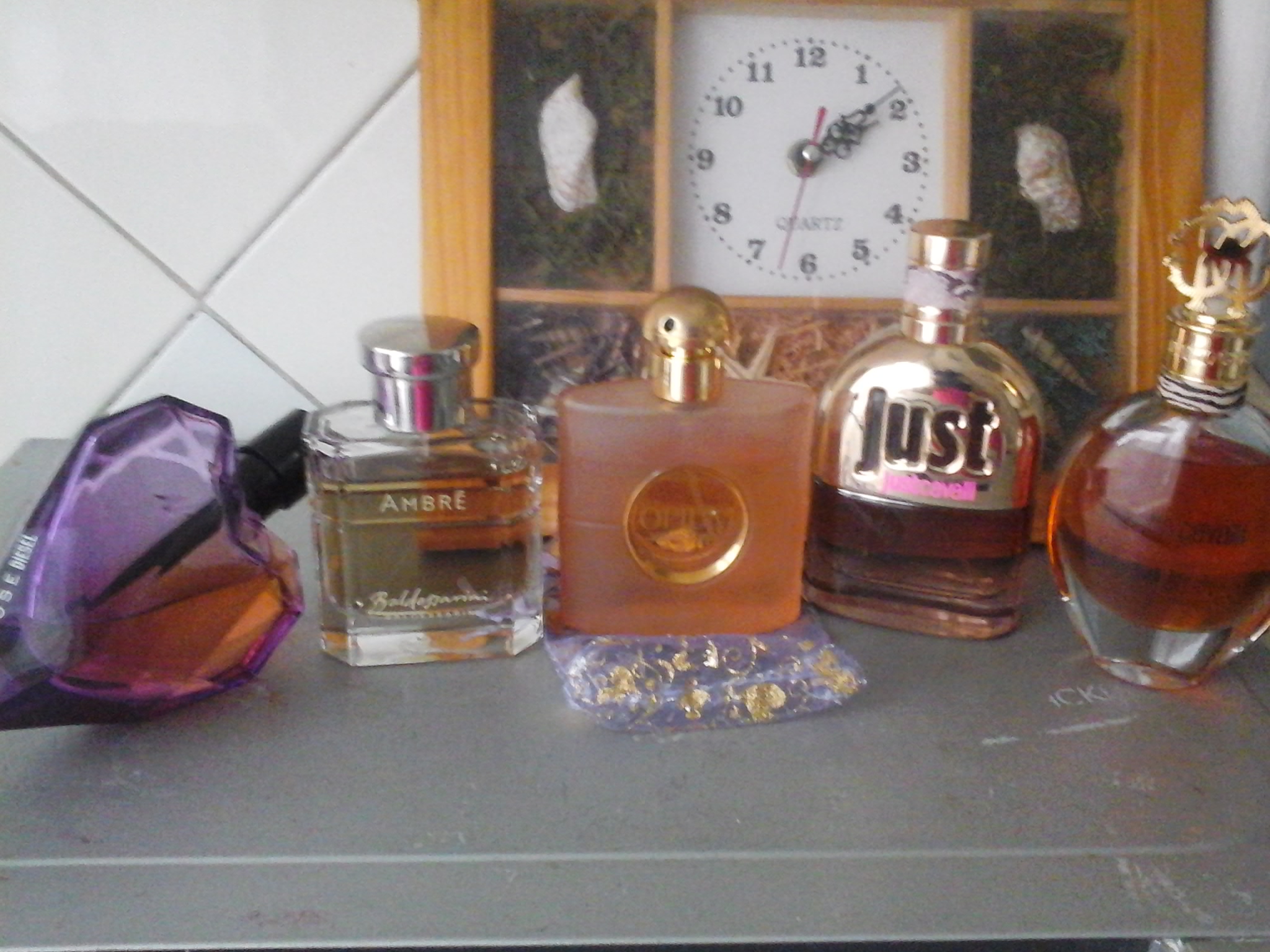 продать парфюм. парфюмерно косметические изделия. продать парфюм. девушка с косметикой. склад косметики и парфюмерии.