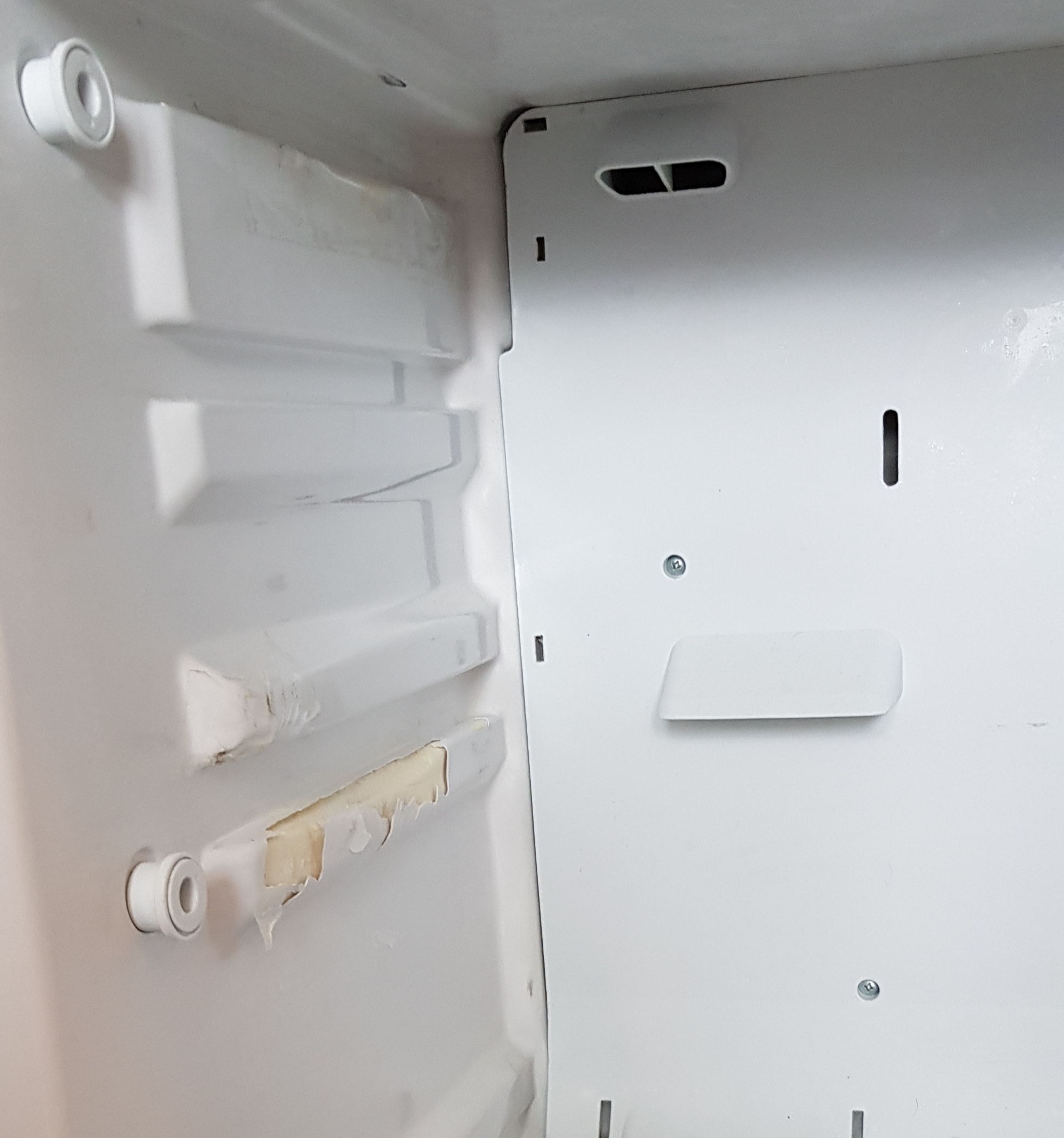 Трещины холодильнике. Внутренний пластик холодильника. Задняя стенка холодильной камеры. Холодильник боковая стенка. Отремонтировать ящик в морозильной камере.