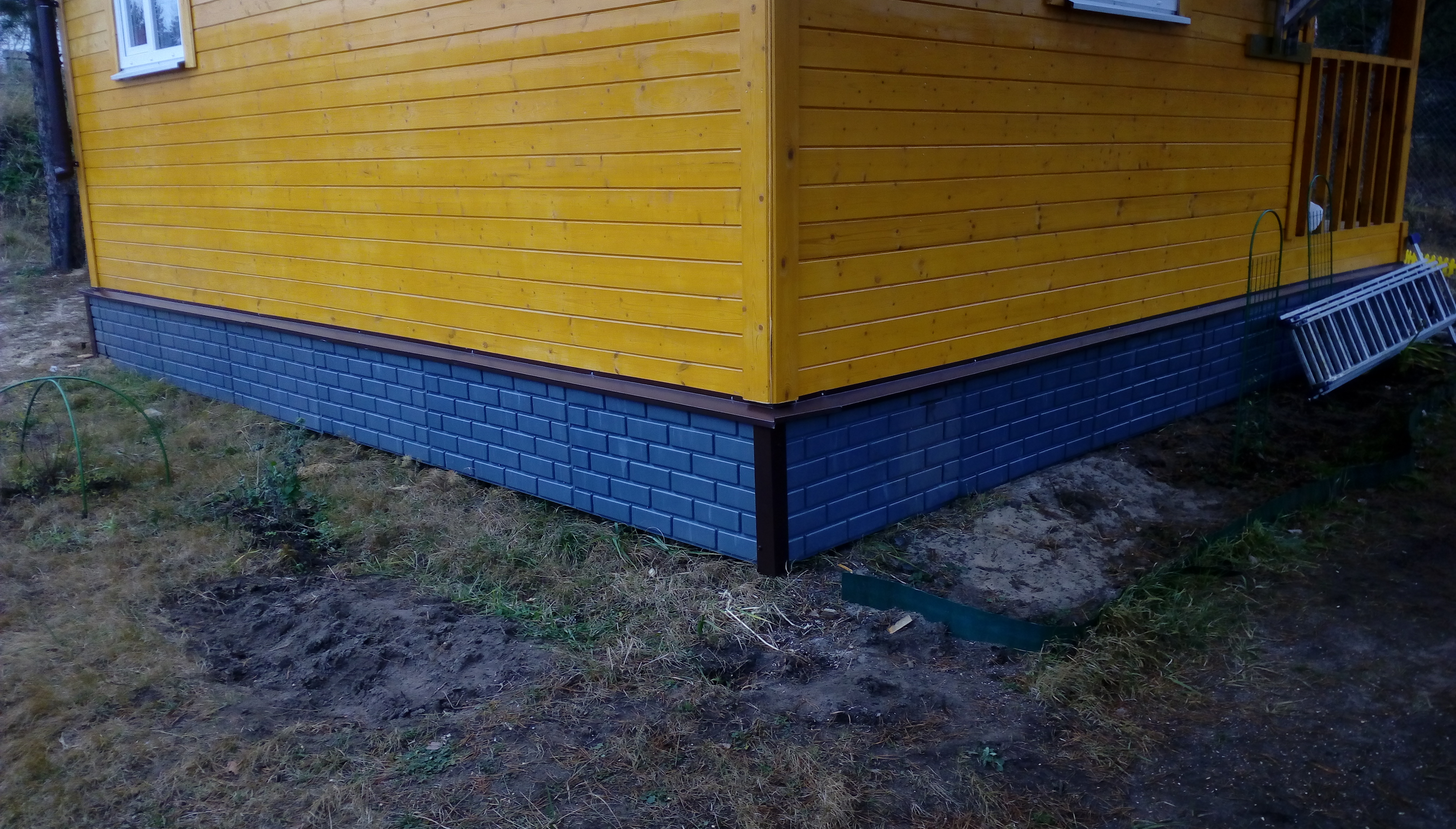 Закрыть цоколь деревянного дома