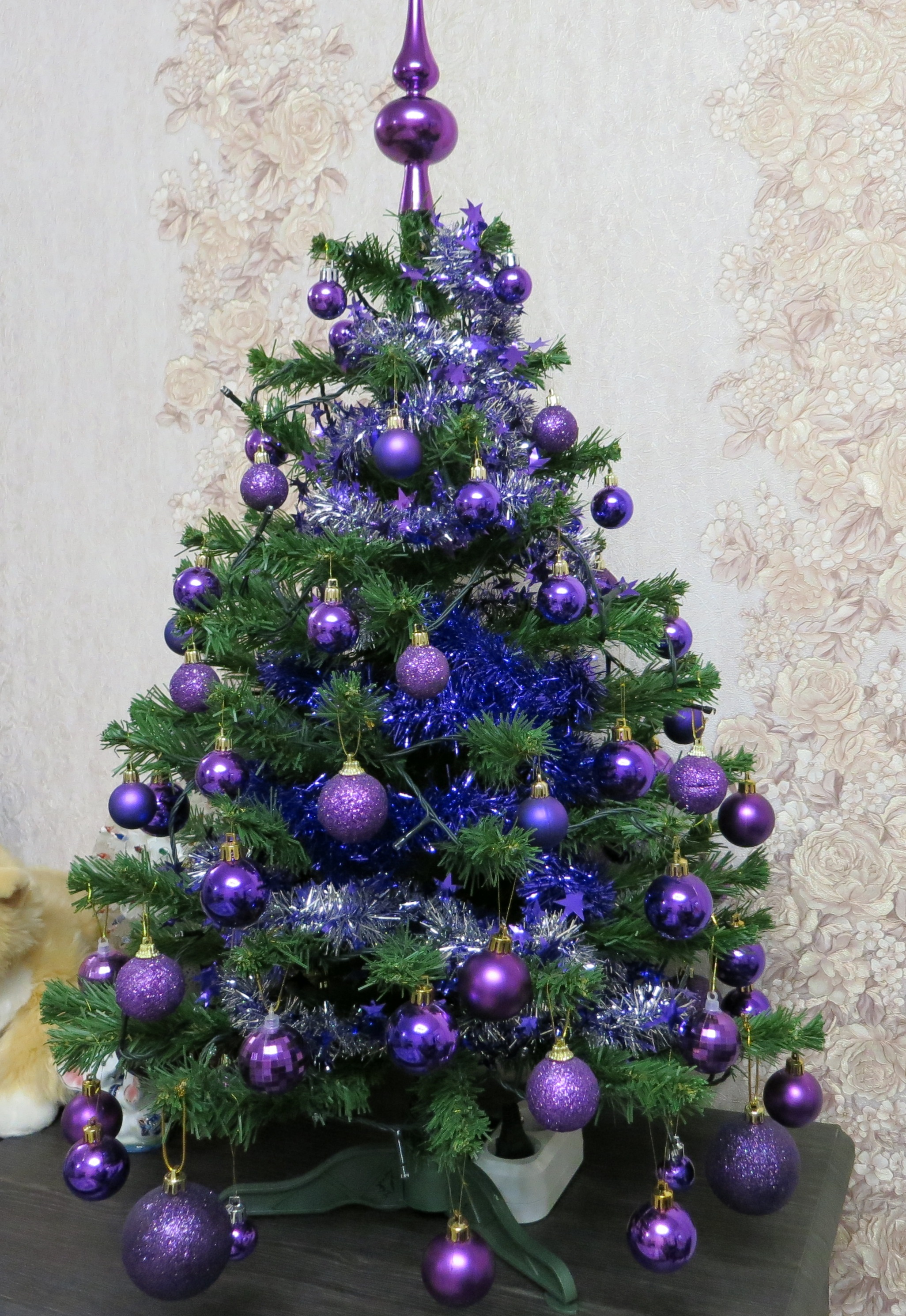 елочка в лесу. красивая искусственная елка. новый год елка. елка. найти елку.