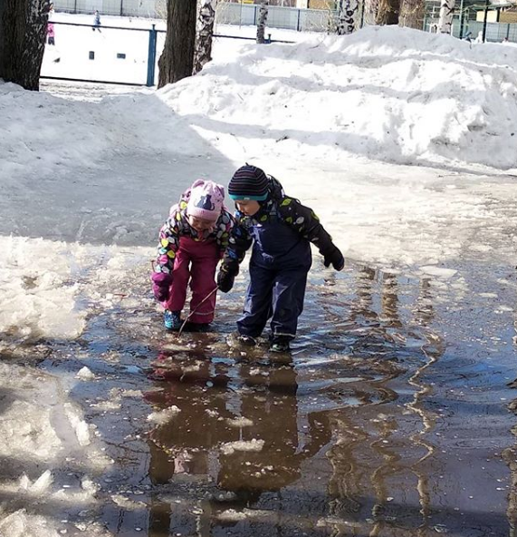 Ребенок в луже. Лужи весной. Лужа воды. Лужи весной. Картинка сбор непромокаек.