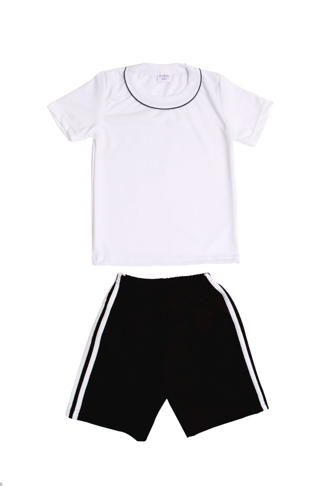 Белая футболка черные шорты. Дети в физкультурной форме. Спортивная форма шорты и футболка. Спортивная форма белая футболка и черные шорты. Мальчик в физкультурной форме.