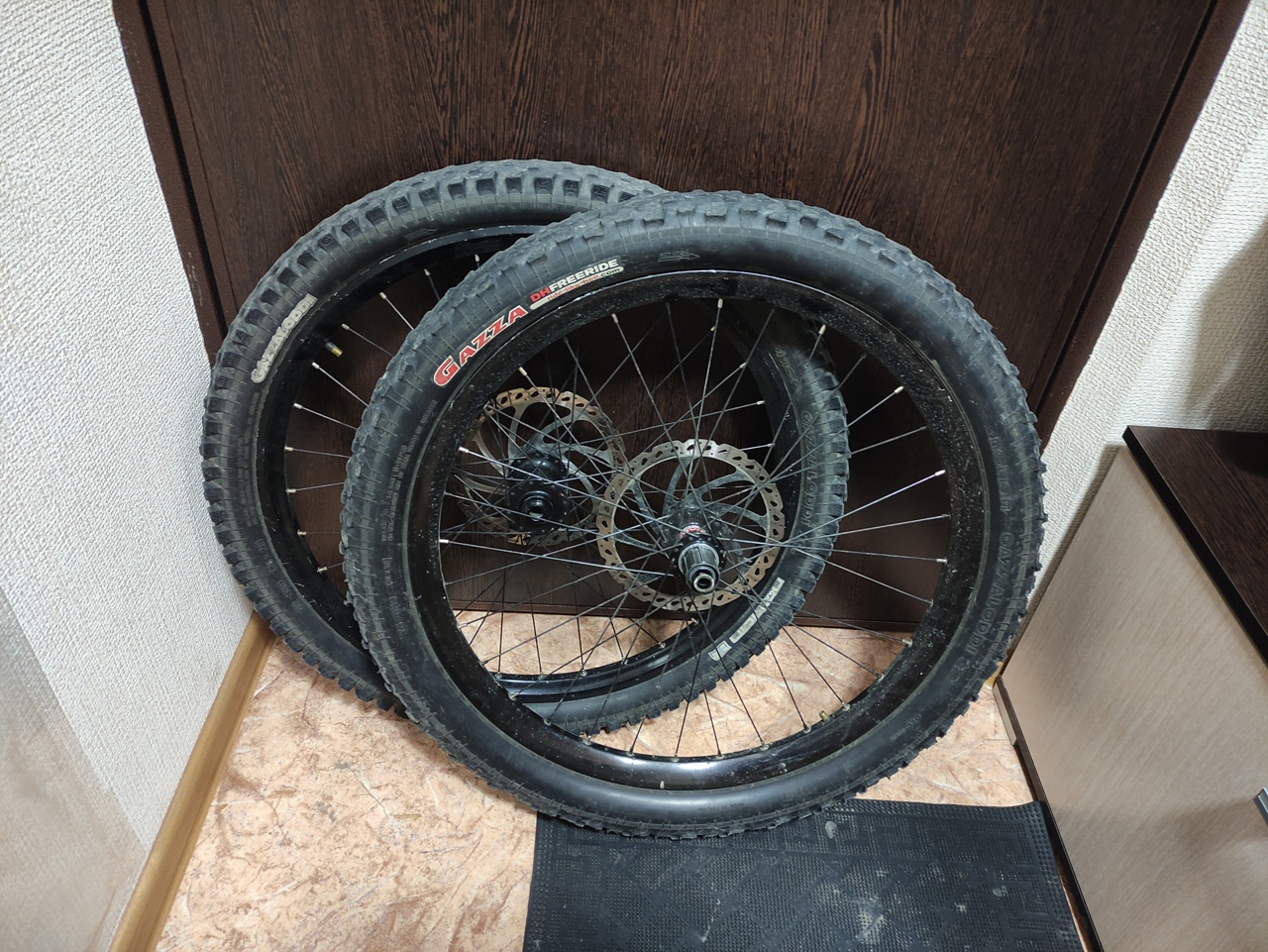 Покрышка Gazza DH Freeride 24x3.0. Перекидка колес. Колесо d-175 7x1.5. MTX 39 красные спицы.
