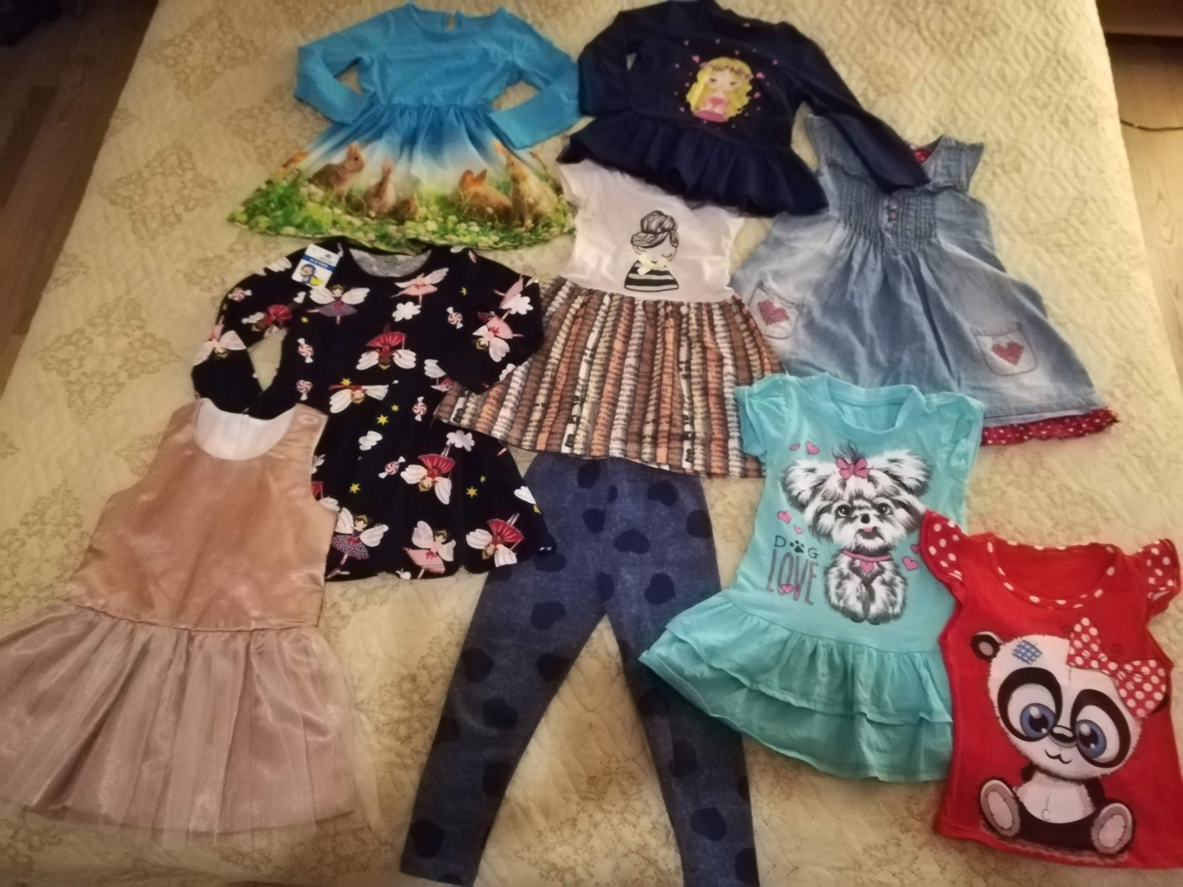 Пакет вещей для девочки. Детские вещи пакетом на девочку. Вещи пакетом авито. Картинки трех девочек и одного мальчика в брендовой одежде со спины. Одежда пакетом для девочки.