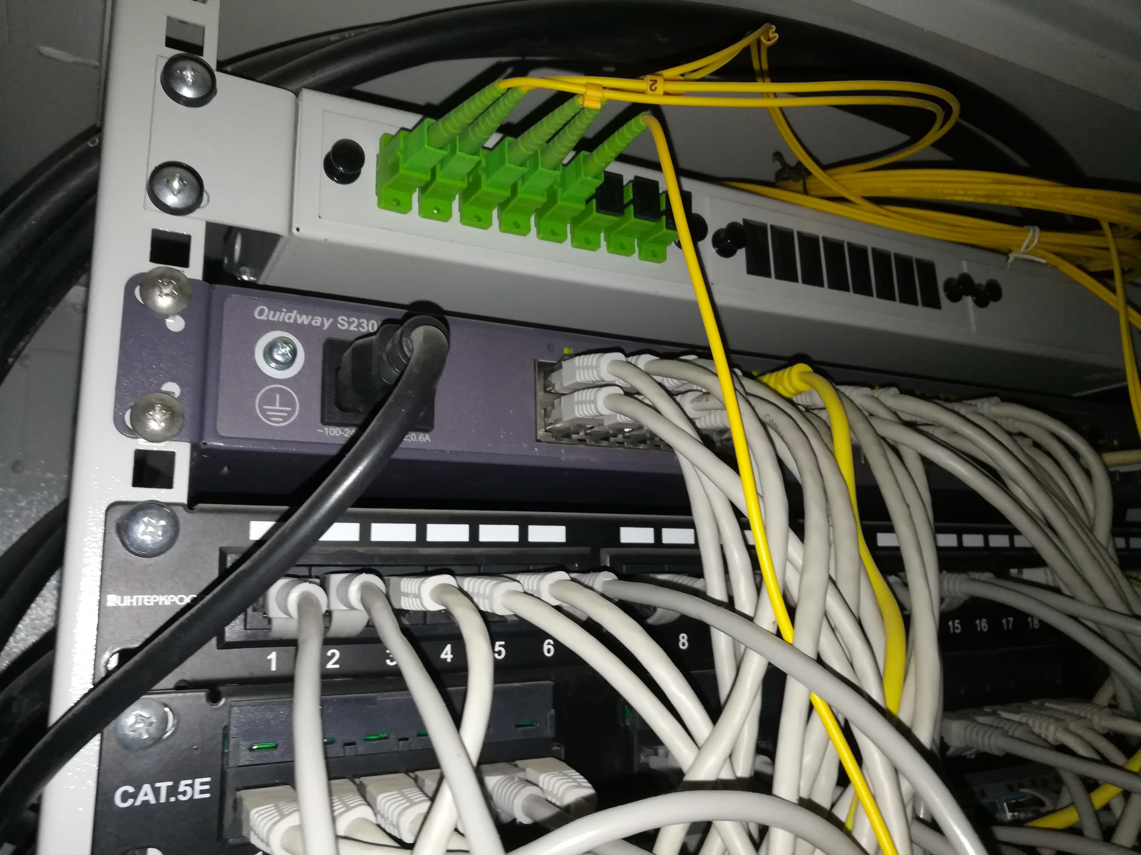 Подключить интернет в офис. Роутер в интерьере. Подключить интернет в Клину. Подключение интернета в квартиру. Как называется провод для подключения интернета.