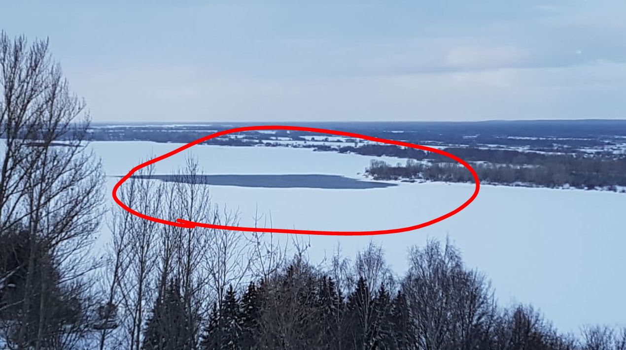 Полынья что это. Широкая полынья. Полынья на Волге. Полынья НЛО. Две полынья.