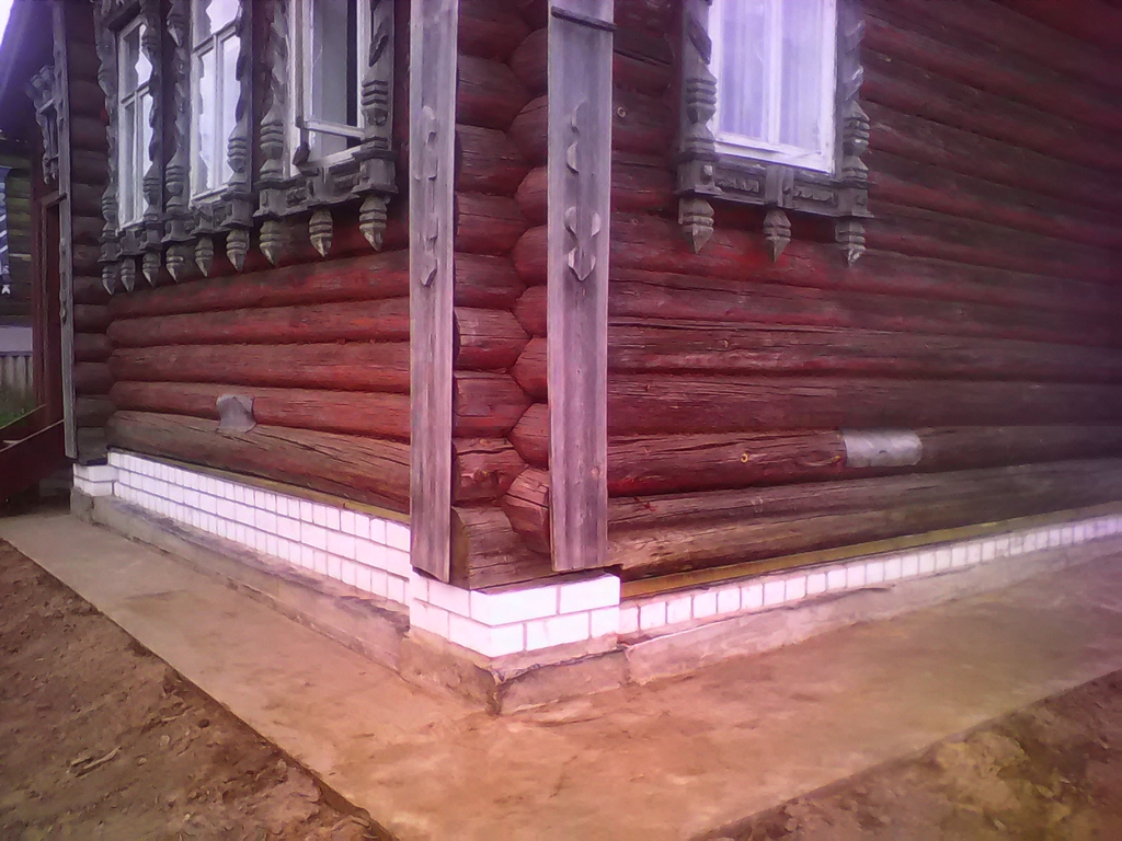 Завалинка в деревянном доме фото