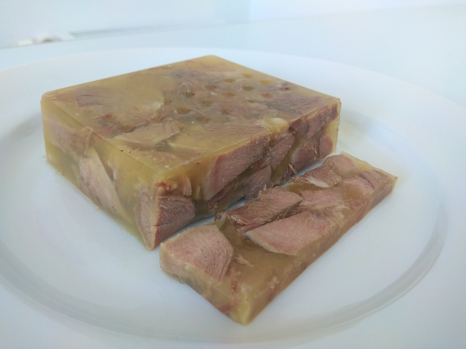 Язык в желе. Прозрачный холодец. Заливное. Желе с мясом как называется. Холодец мясной.