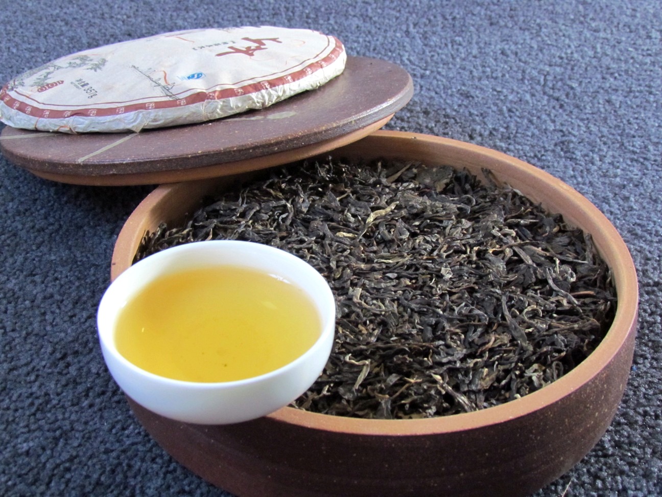 Пуэр заваривание. Китайский зелёный чай Шен пуэр. Шен пуэр чай эффект. Китайский чай Шен пуэр (зеленый пуэр). Чай Шен пуэр (зеленый).