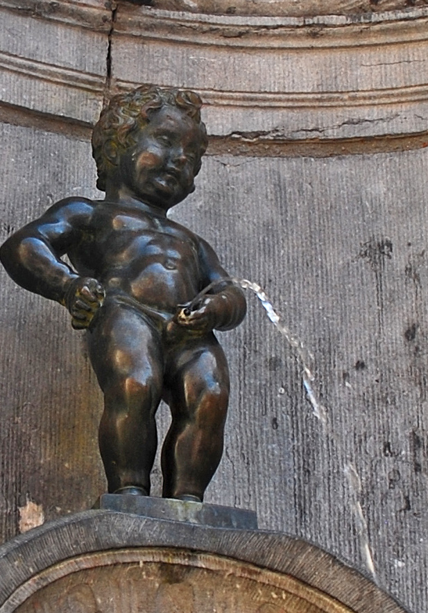 Фонтан писающий мальчик. Фонтан маннекен пис. Фонтан ангел писающий. Статуя писать. Бельгия памятник фонтан писающий мальчик.