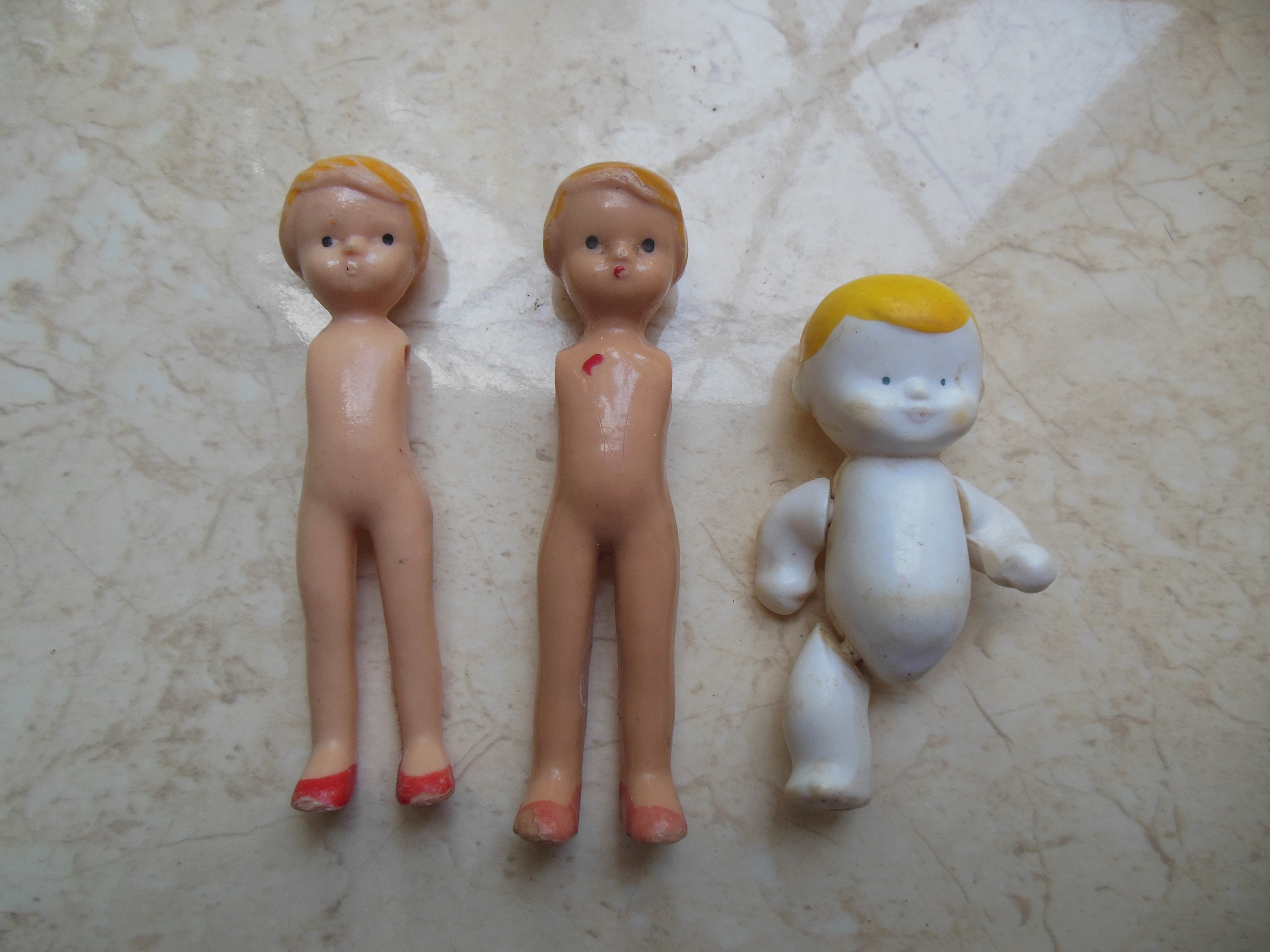 Найди пупса. Маленькие куклы из 90-х. Маленькие куклы 57 года. Маленькая кукла в пиписька. Маленькие куколки выпуск 2001 г.