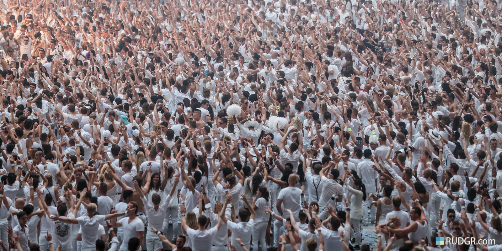Небритую толпой. Сенсейшен Вайт 2008. Человек толпы. Много людей в белой одежде. Толпа белых людей.