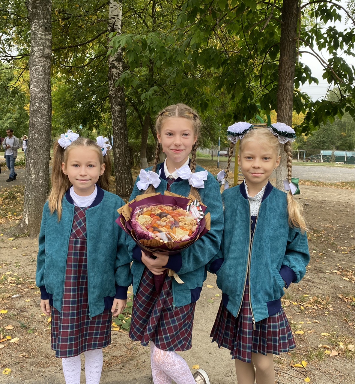 сентябрьское солнце. тёплая осень. дети идут в школу осенью. сентябрь обсуждение. клен наблюдение осенью.