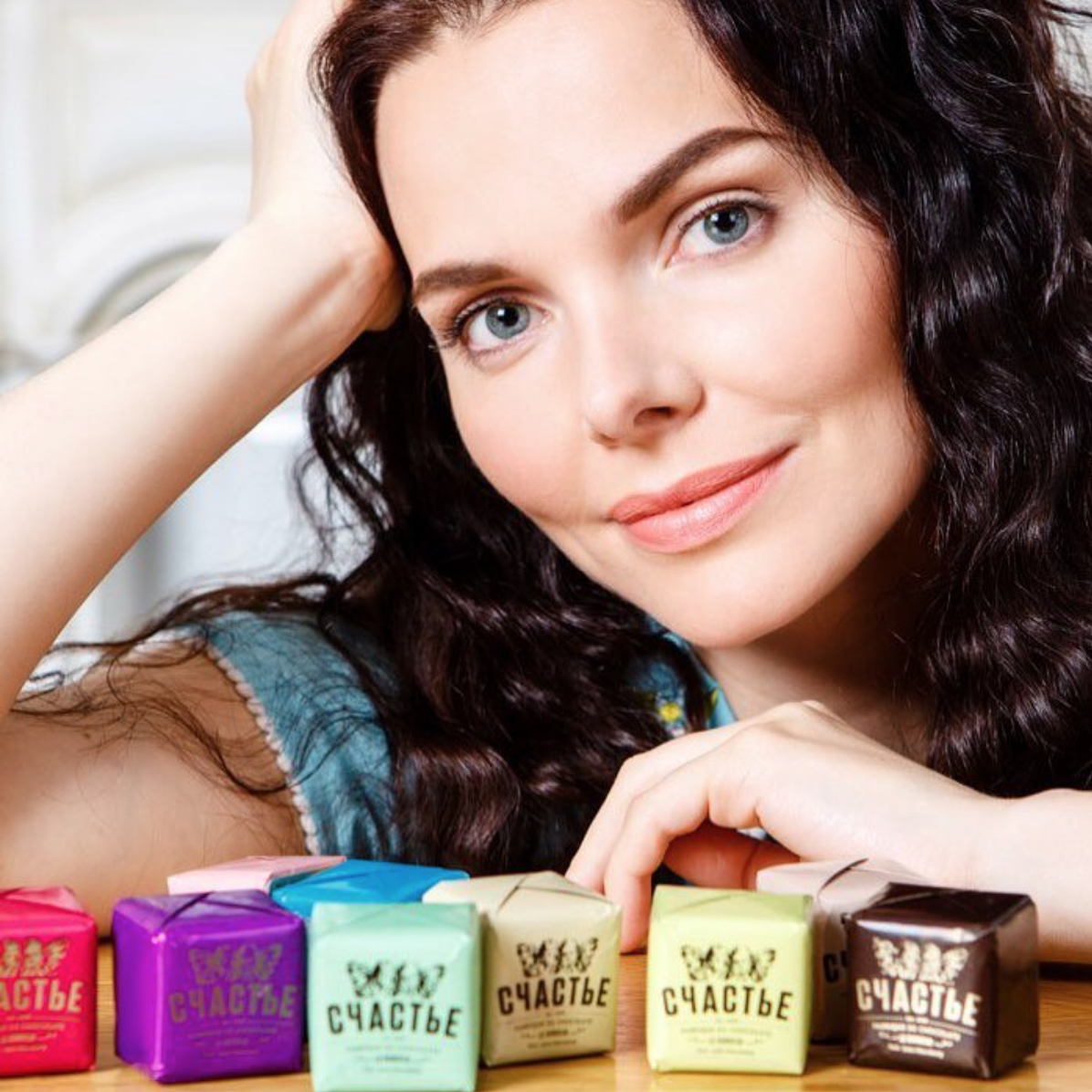 Набор конфет счастье. Конфеты счастье питер. Конфеты счастья 2. Конфеты пралине счастье. Вкусные конфеты в подарок.