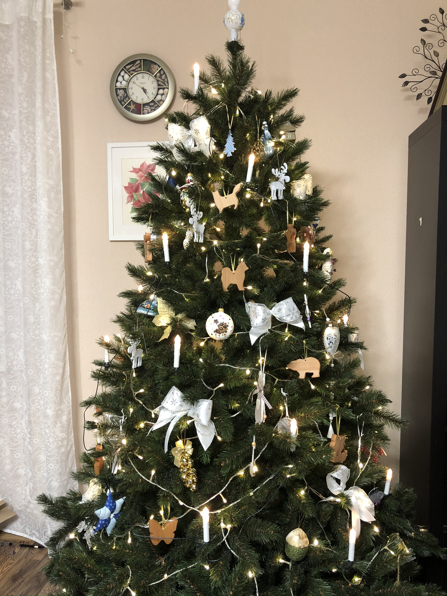 Кот валит новогоднюю елку. Опять елки. Покажите ваши елки. Кошка и елка. Елка заново слушать онлайн бесплатно.