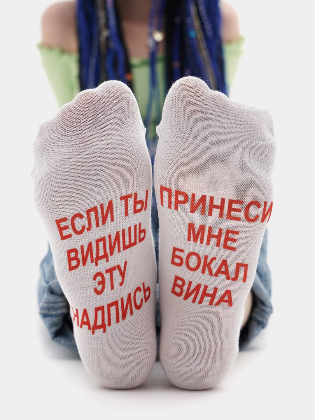 Фужер с водой в руке. Собака приносит стакан воды. Стакан воды в старости. Принеси стакан. Шутки про виски.