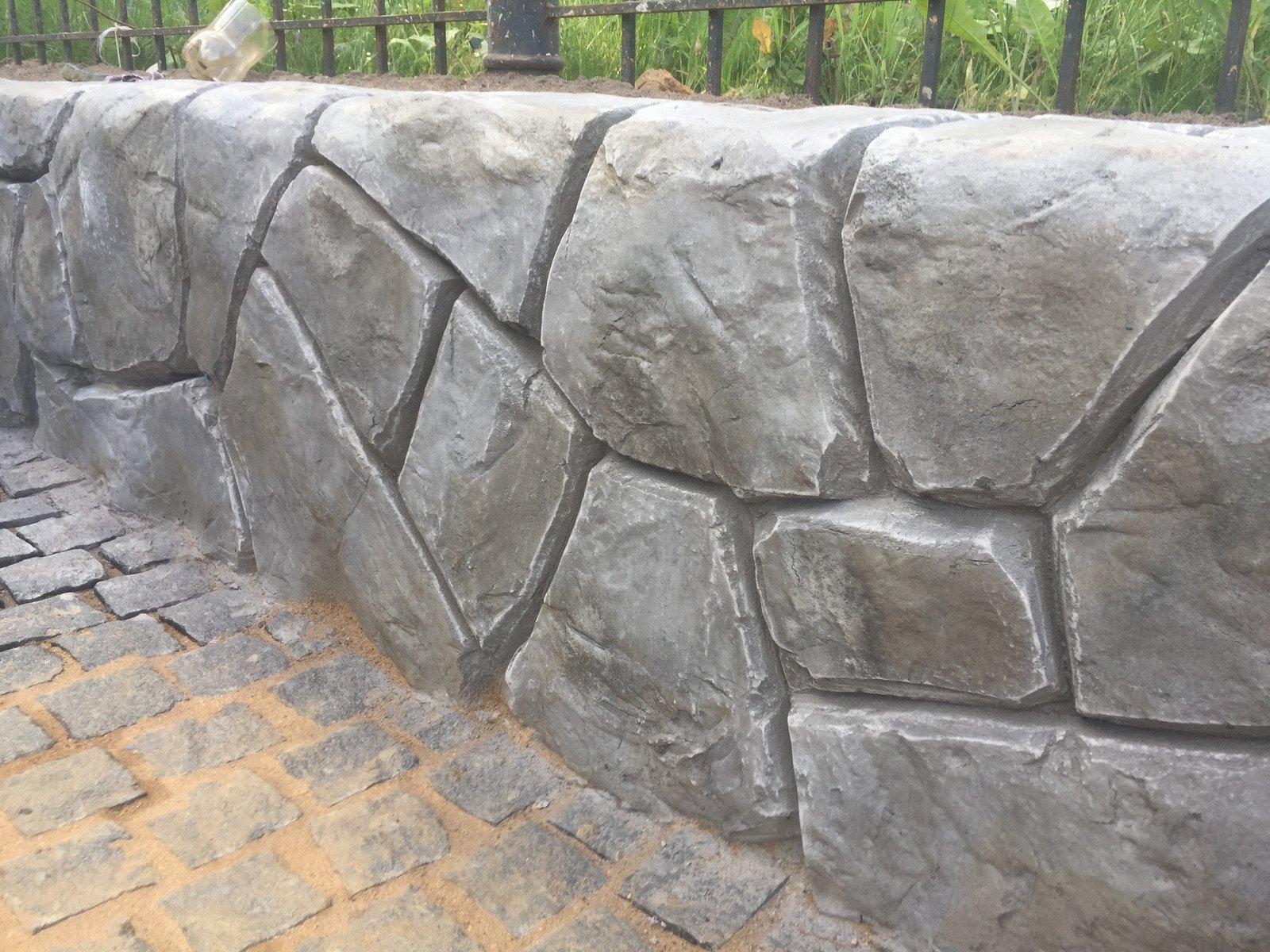 Concrete stone. Подпорная стенка арт бетон. Бетонный камень к350. Имитация дикого камня. Отделка цоколя имитация камня.