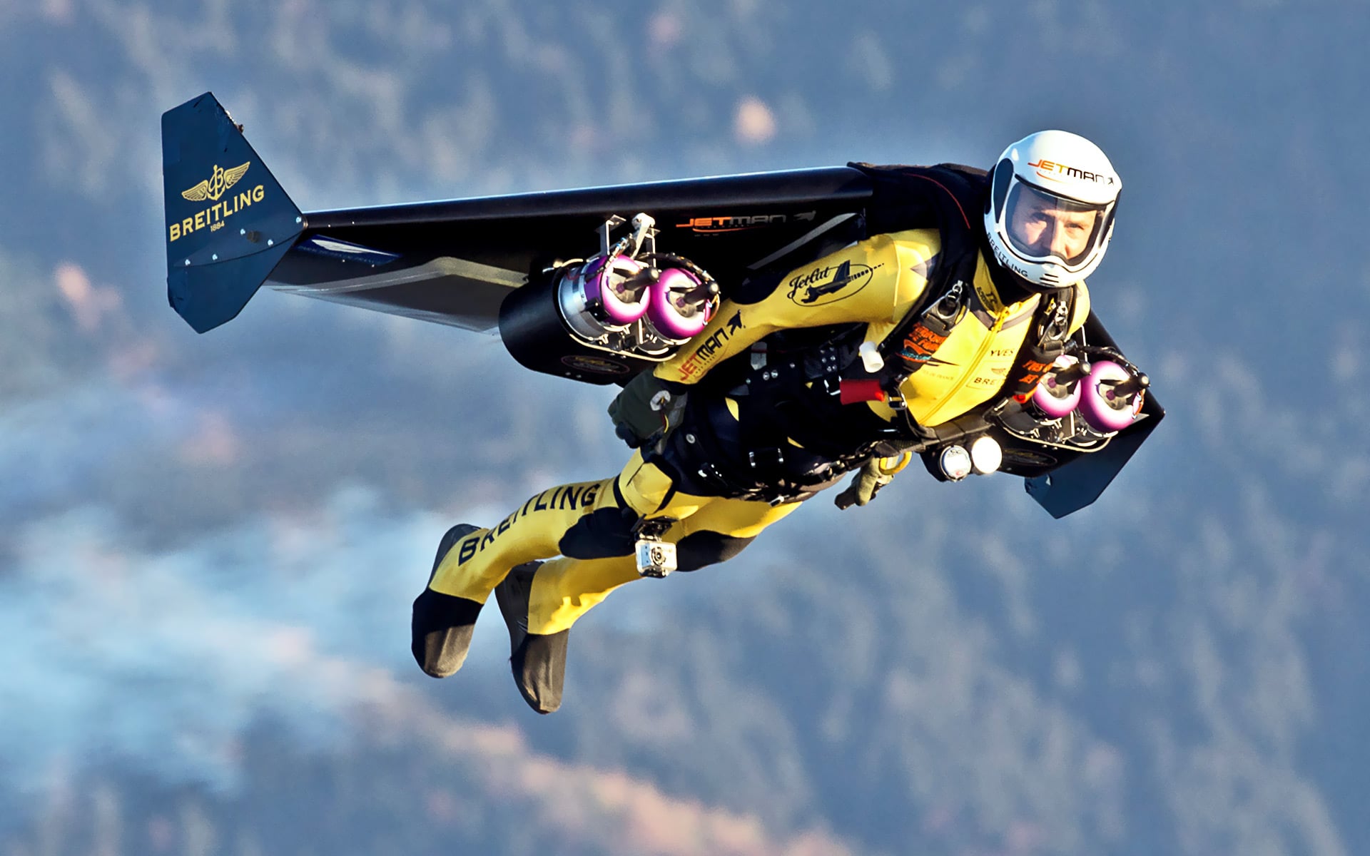Полет человека видео. Реактивный ранец Jetman. Ив Росси реактивный ранец. Реактивный вингсьют. Пилот Jetman Dubai.