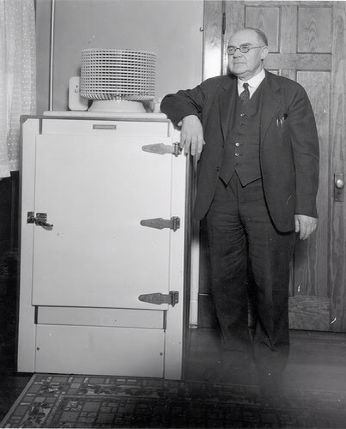 Когда изобрели 1 холодильник. Кристиан Стинструп холодильник. 1926 Холодильник Кристиан Стинструп.