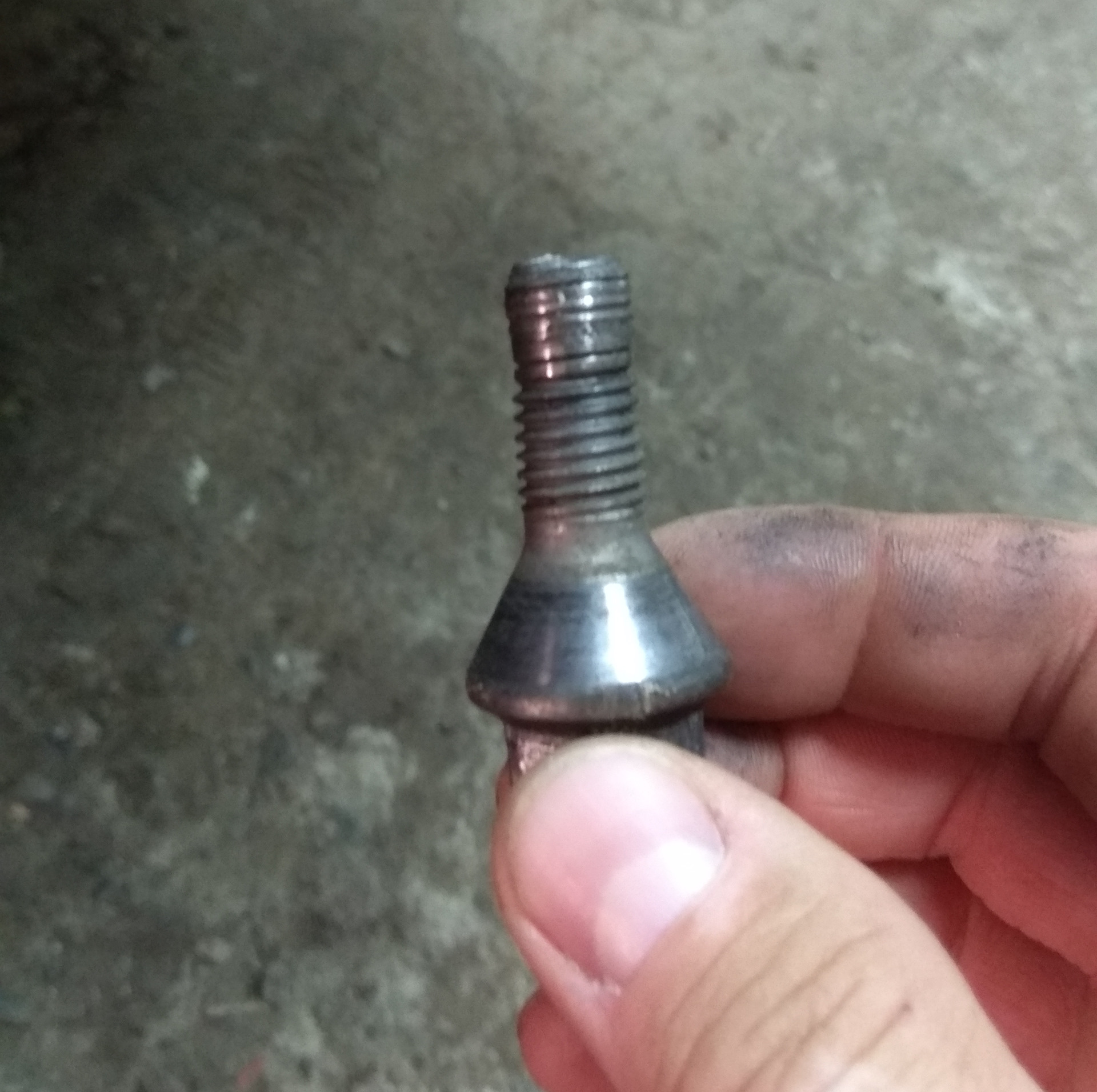 болт заднего рычага санта фе 1. болт колесный мерседес вито резьба 35 мм. болт провернулся. гайка и болт в ржавчине. болт провернулся.