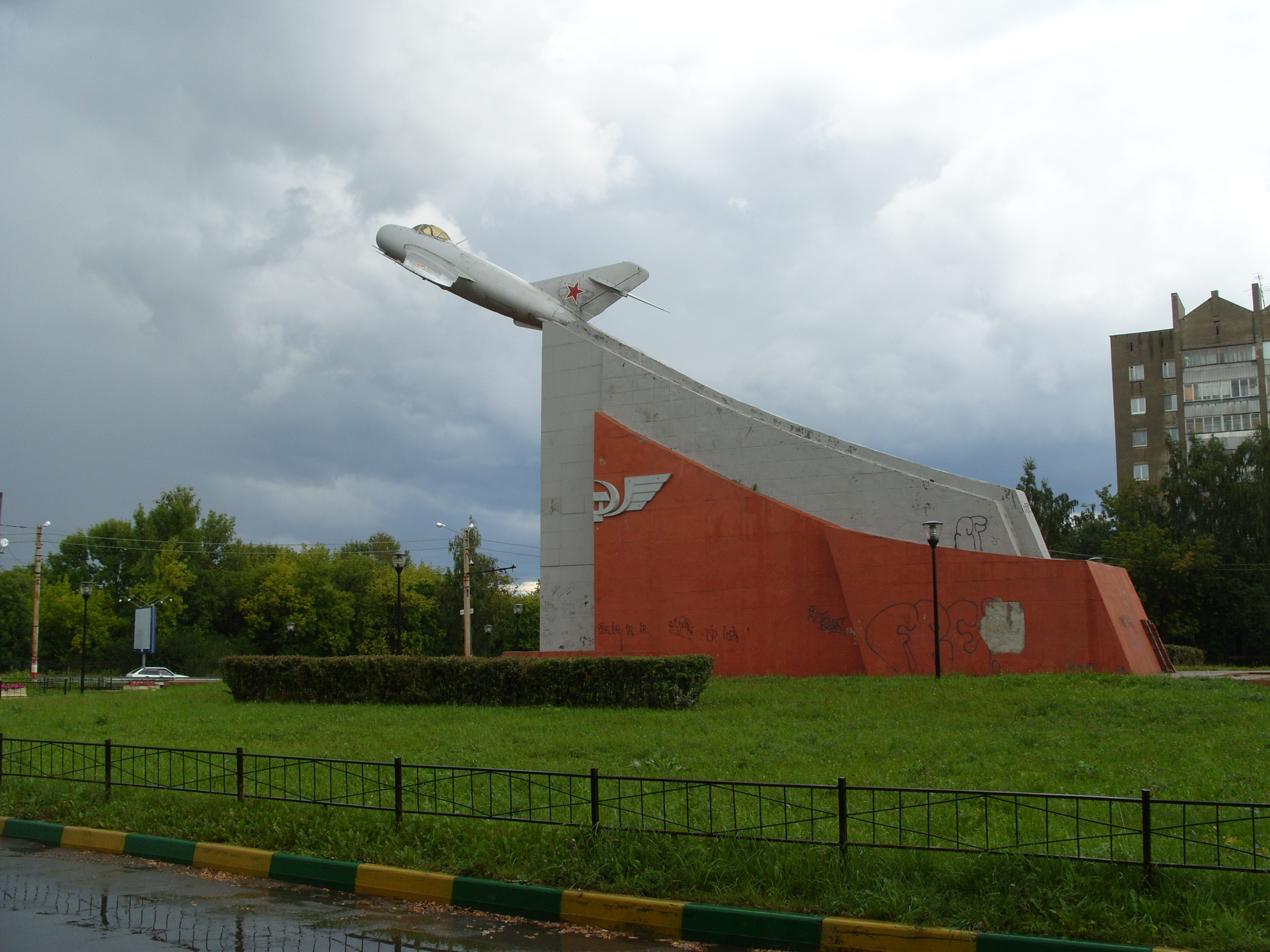 Памятник самолёт в Нижнем Новгороде Сормовский район