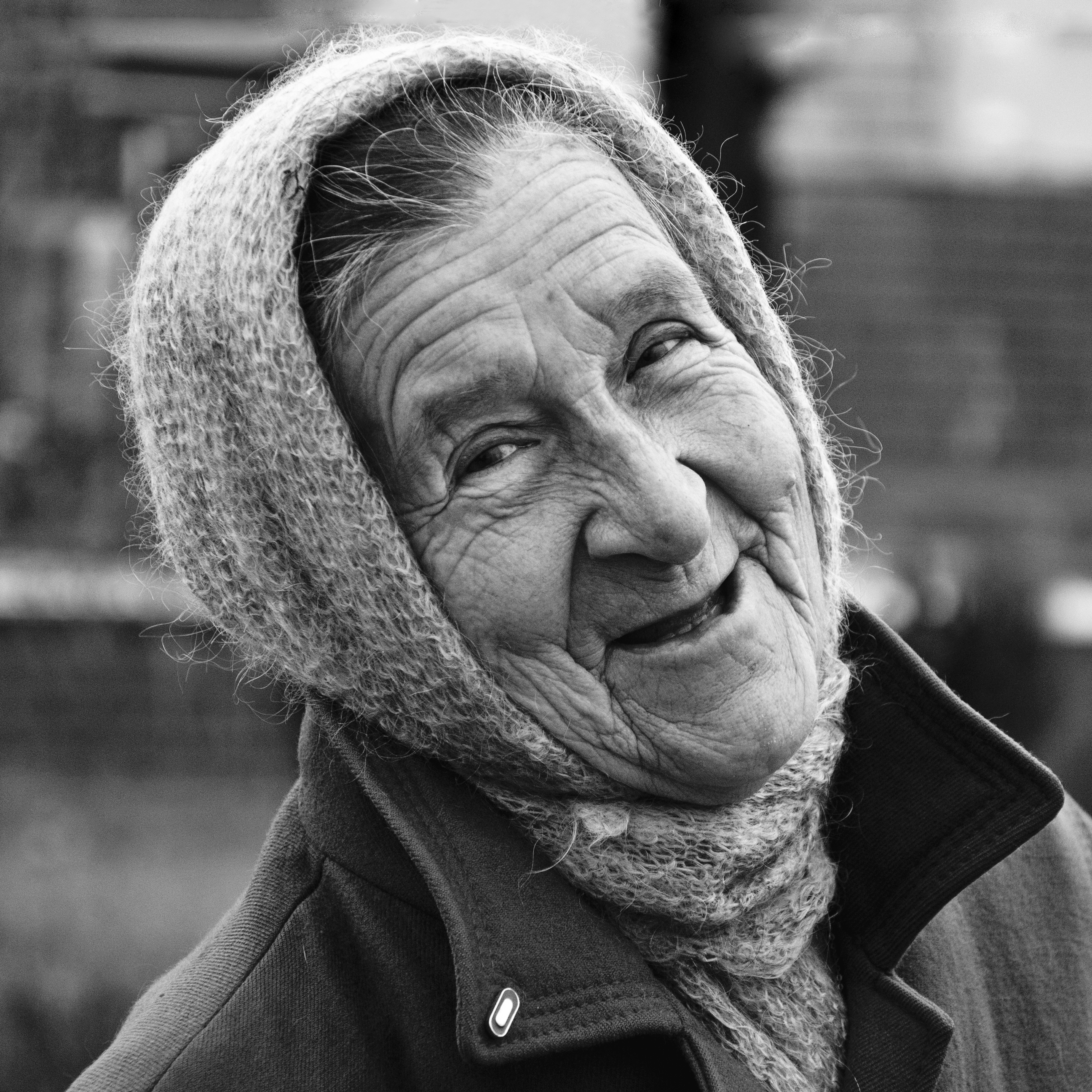 Бабушка форева. Бабушка смеется. Старушка смеется. Портрет бабушки. Старая женщина.