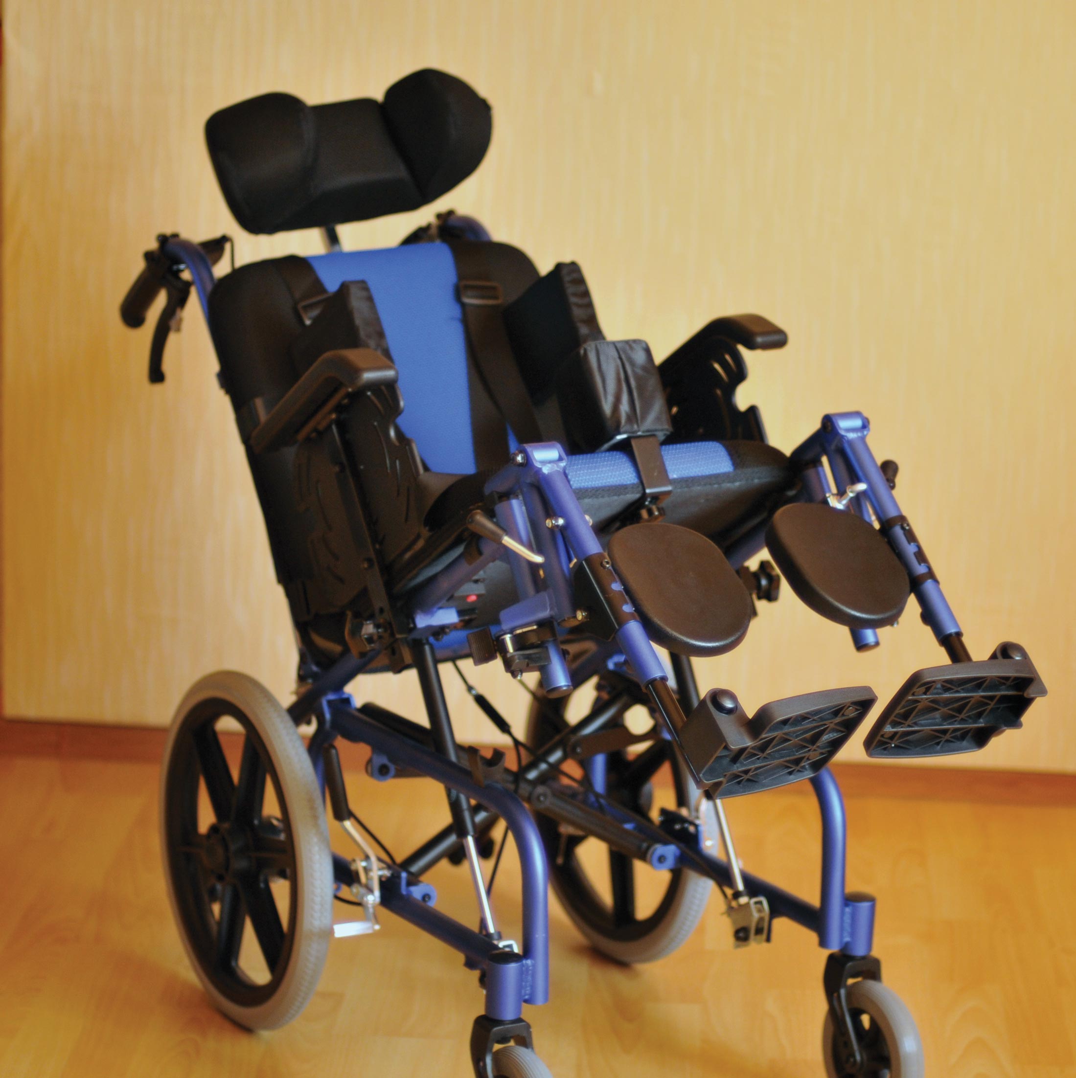 Коляска инвалидная FS 958 LBHP