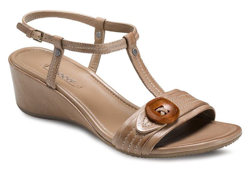Популярная обувь. Ecco босоножки женские бежевые. Экко босоножки на деревянной платформе. Dune обувь чей бренд.