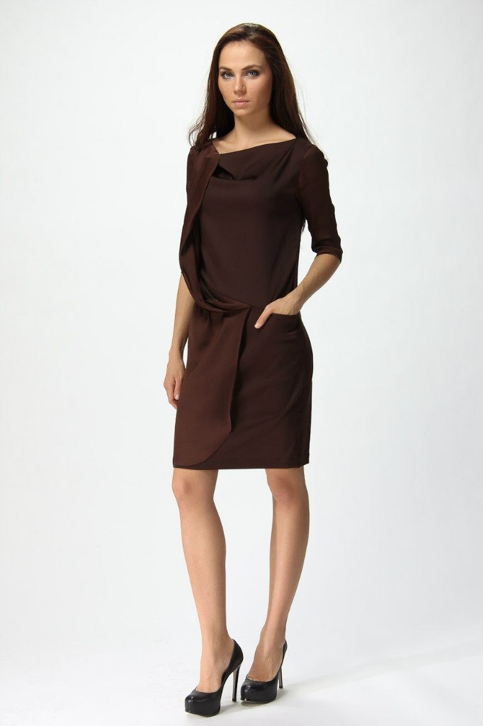 Платье с коричневым поясом