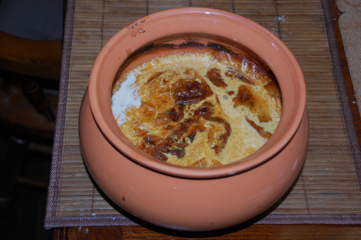 домашняя ряженка с пенкой. топленое молоко. молоко топленое в чугунке. топленое в печи молоко. топленое молоко с пенкой в горшочке.