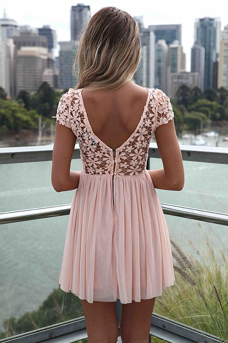 Красивое платье с открытой спиной короткое