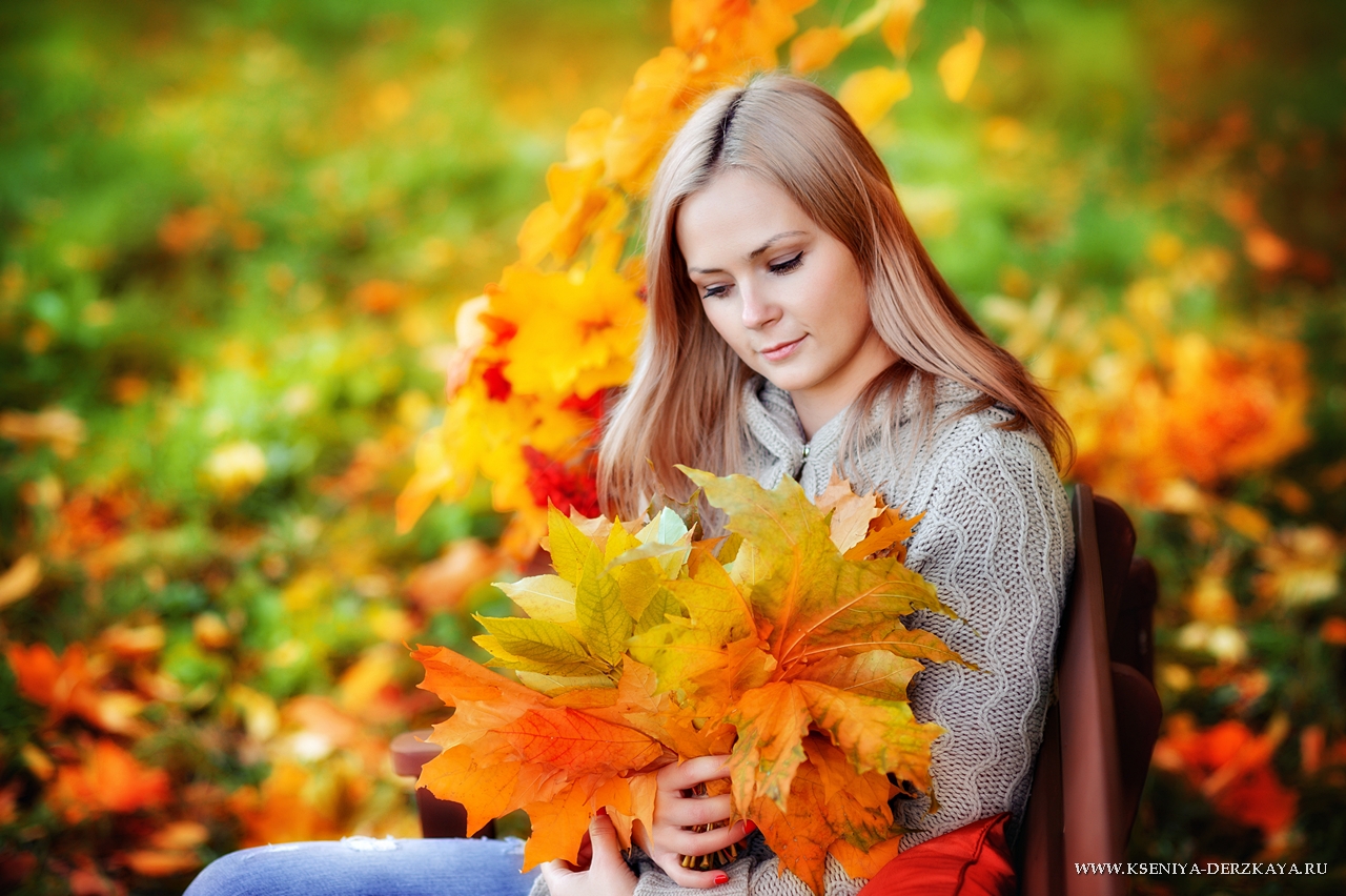 Девушка с букетом осень