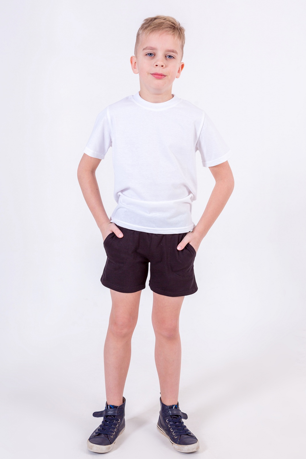 Белая футболка черные шорты. Шорты детские. Дети в шортах мальчики. Шорты для мальчика. Спортивные шорты для мальчика.