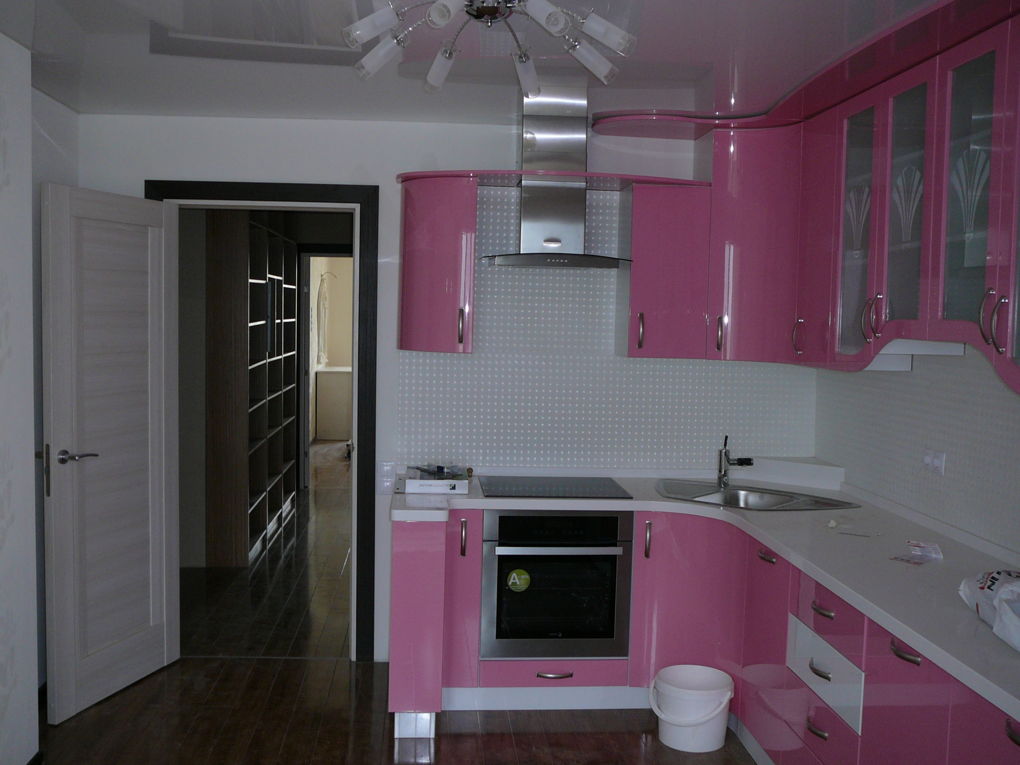 кухня в розово серых тонах фото
